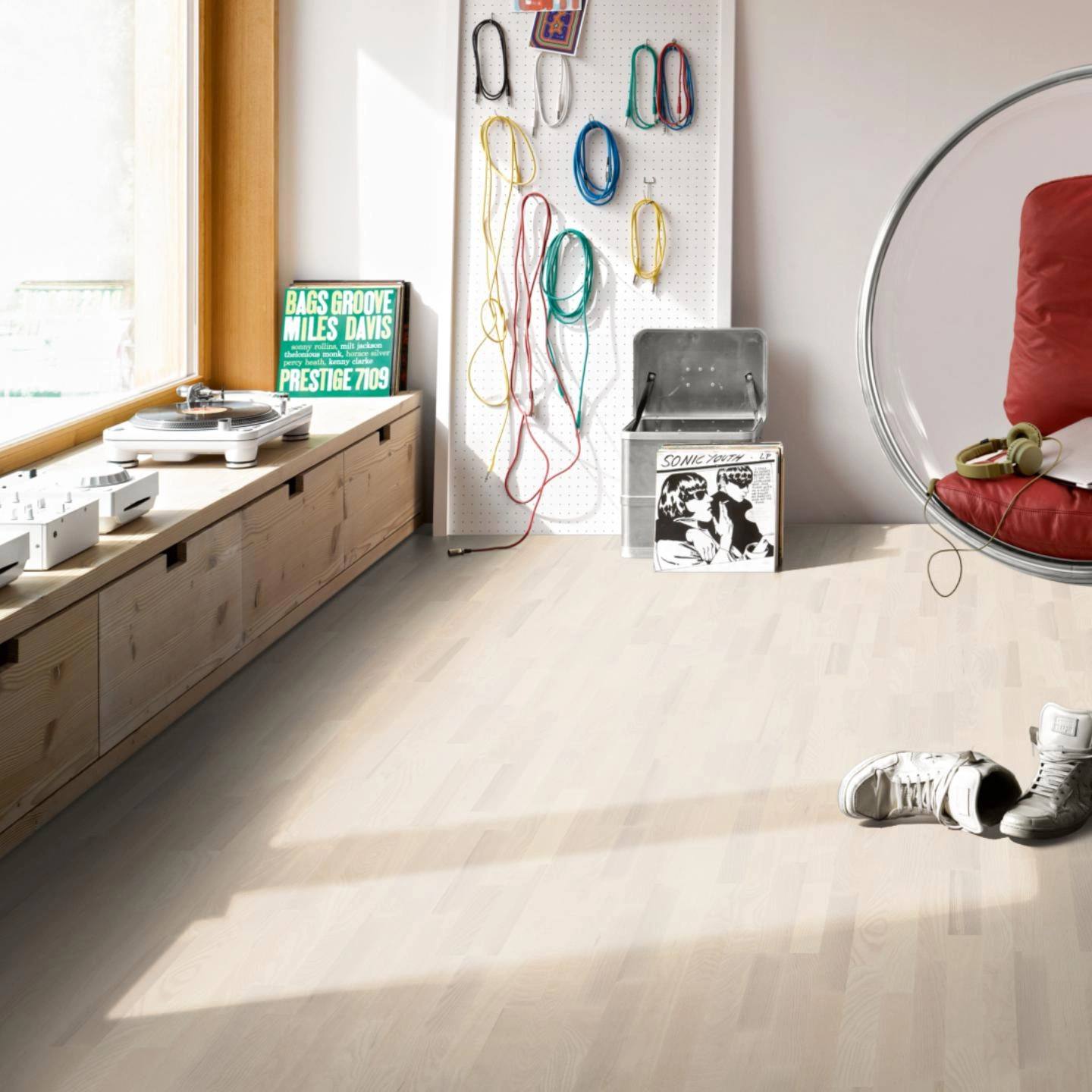 Milieubild Musikzimmer mit Plattenspieler - Parador Parkett Classic 3060 Esche matt weiß Milieubild Musikzimmer mit Plattenspieler - Parador 1270338
