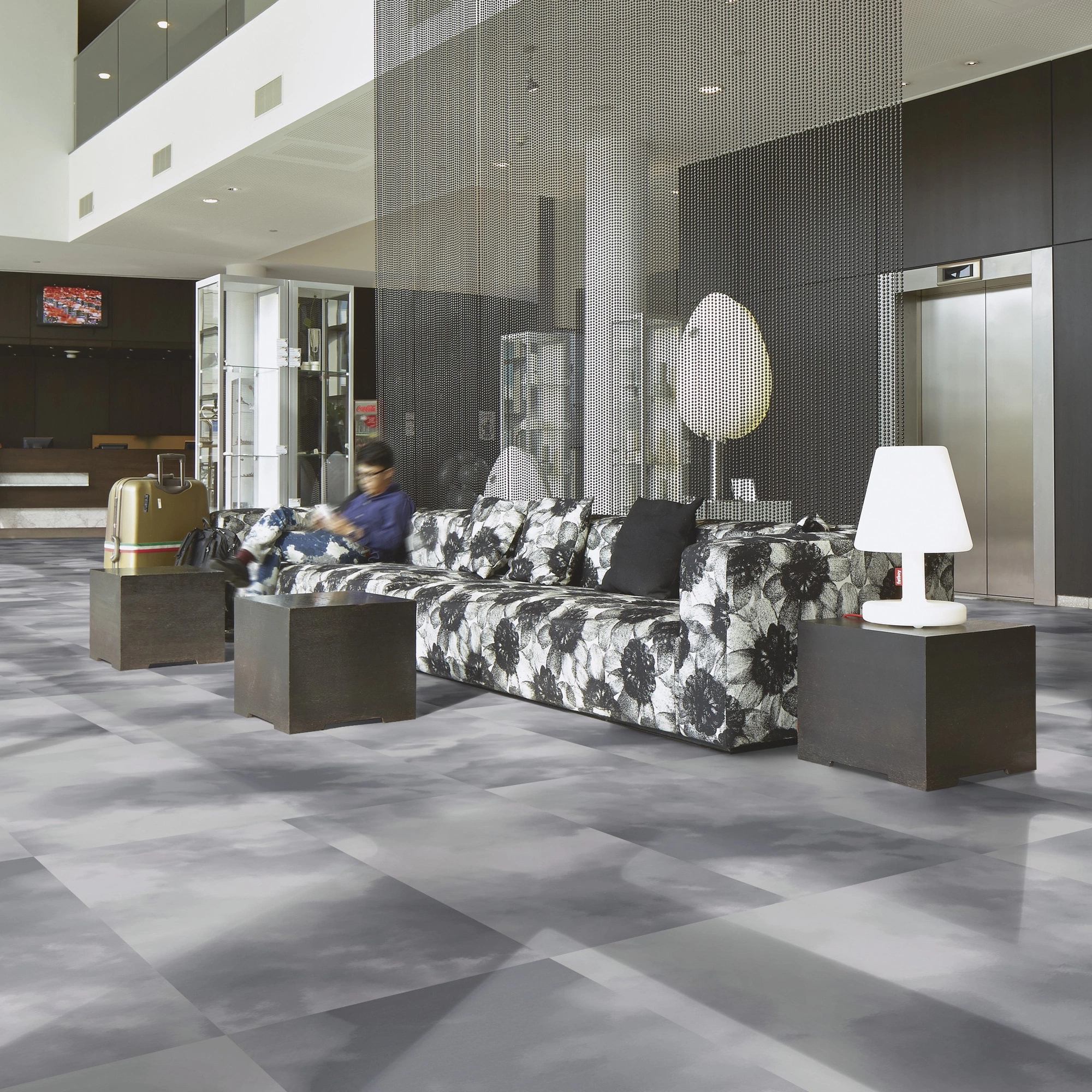 Milieubild Hotellobby mit Rezeption - Forbo Flooring Klebe-Vinyl Allura Dryback 0.55 Material Blue Clouds Milieubild Hotellobby mit Rezeption - Forbo Flooring 243750