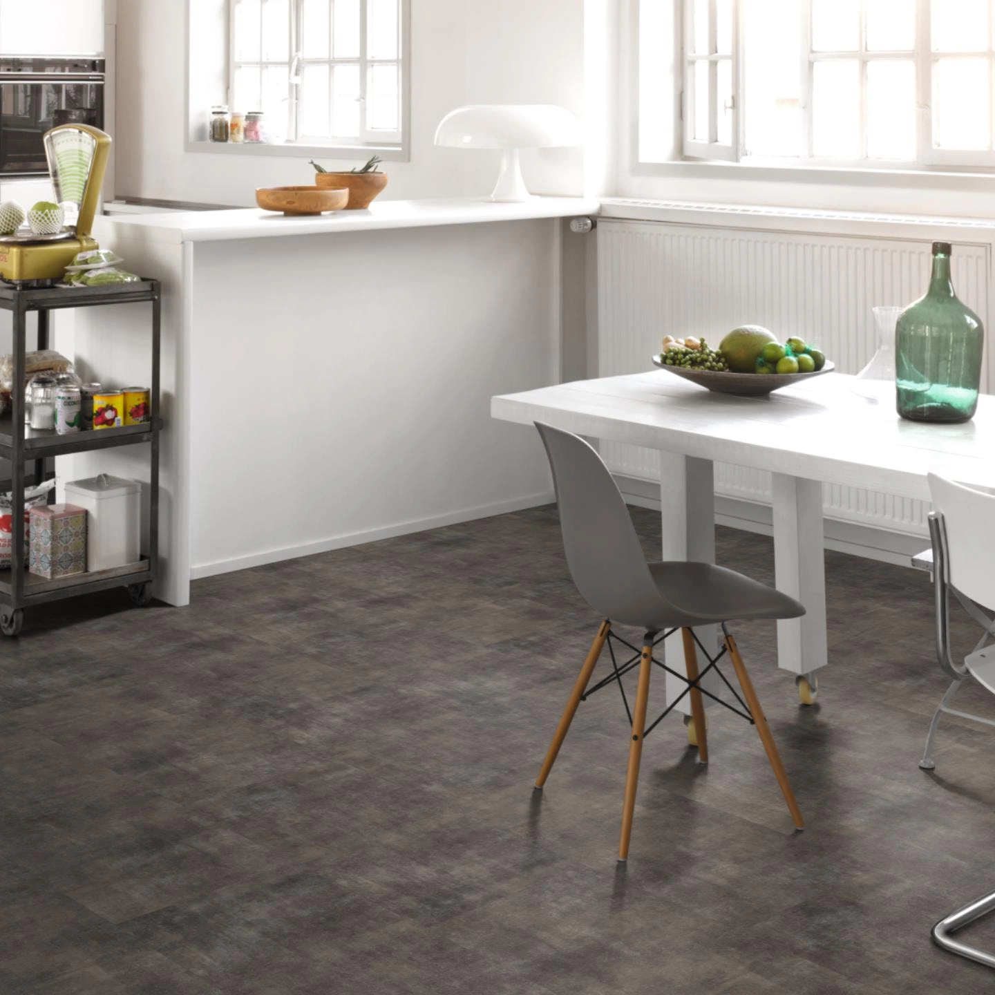 Milieubild Küche mit Essbereich - Parador Klebe-Vinyl Trendtime 5 Dryback Mineral black Milieubild Küche mit Essbereich - Parador 1750854