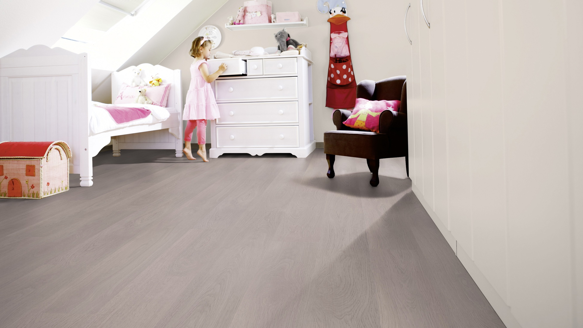 Milieubild Kinderzimmer mit weißer Kommode - wineo PLC302R