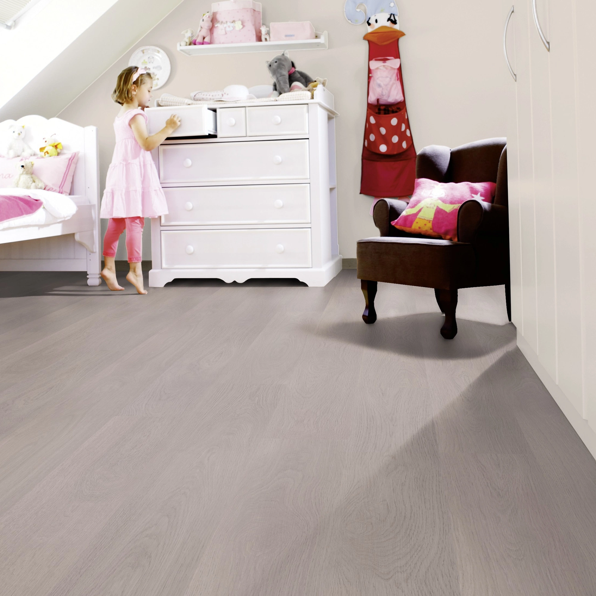 Milieubild Kinderzimmer mit weißer Kommode - wineo Klick-Bioboden PURLINE wineo 1000 wood L Soft Oak Silver Milieubild Kinderzimmer mit weißer Kommode - wineo PLC302R