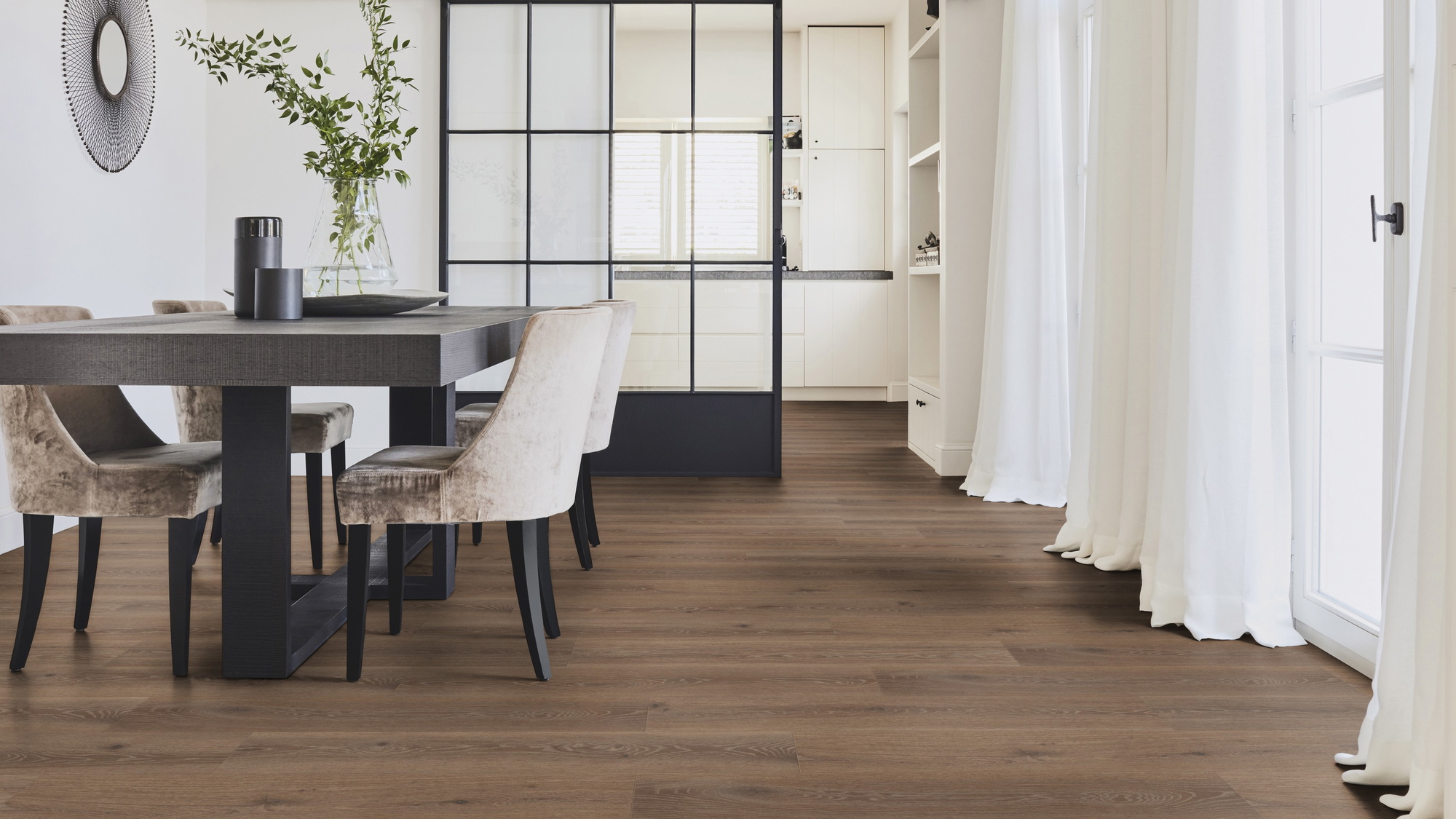 Milieubild Modernes Esszimmer mit Glas-Schiebetür - Tarkett Klebe-Vinyl Essence 30 Tribe Oak Mocha Milieubild Modernes Esszimmer mit Glas-Schiebetür - Tarkett 260055009