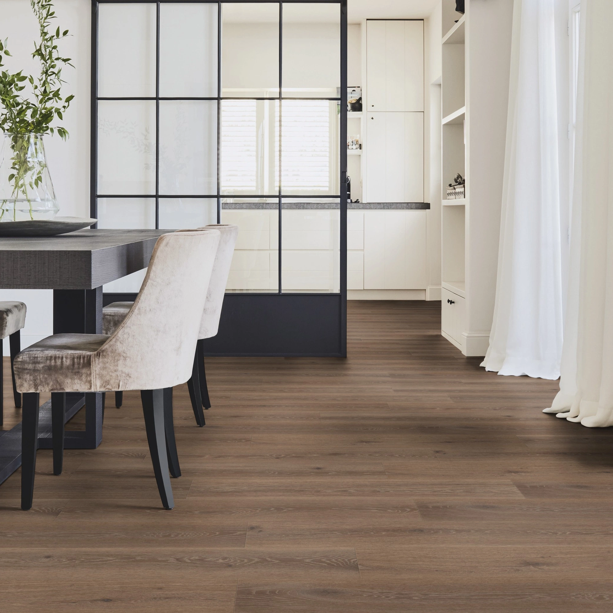 Milieubild Modernes Esszimmer mit Glas-Schiebetür - Tarkett Klebe-Vinyl Essence 30 Tribe Oak Mocha Milieubild Modernes Esszimmer mit Glas-Schiebetür - Tarkett 260055009