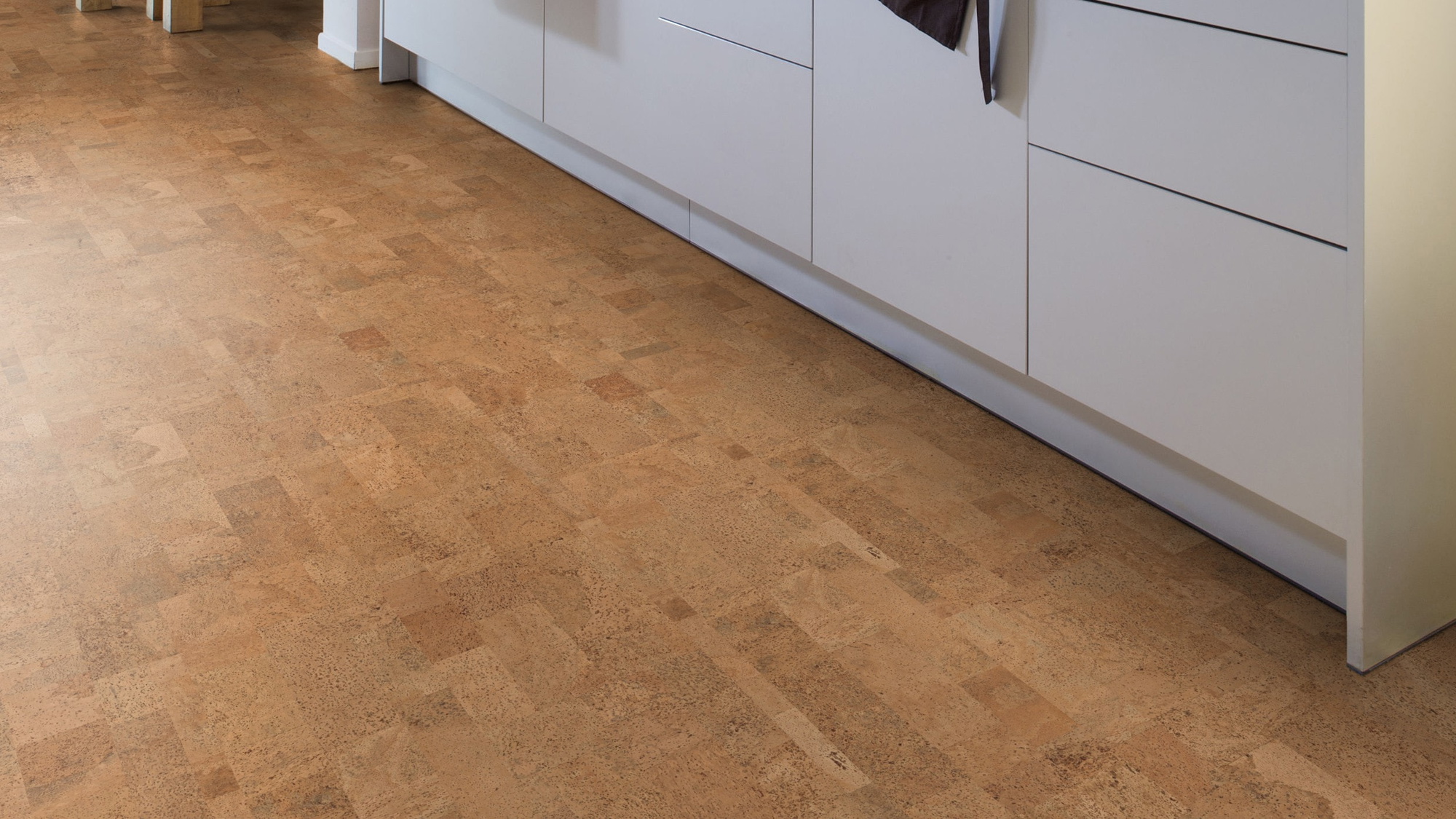 Milieubild Esszimmer mit Küchenblock - Wicanders Wise HDF Klick-Korkboden cork Essence Originals Harmony Milieubild Esszimmer mit Küchenblock - Wicanders Wise 80002236