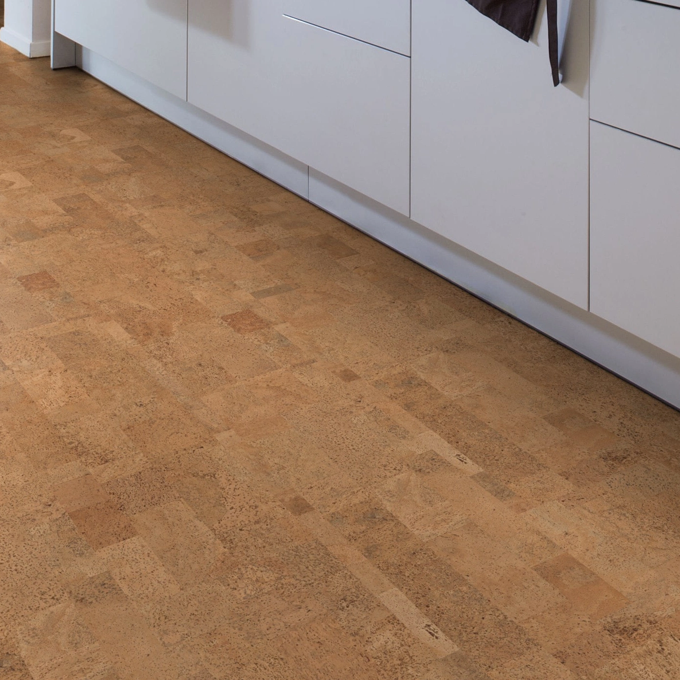 Milieubild Esszimmer mit Küchenblock - Wicanders Wise HDF Klick-Korkboden cork Essence Originals Harmony Milieubild Esszimmer mit Küchenblock - Wicanders Wise 80002236