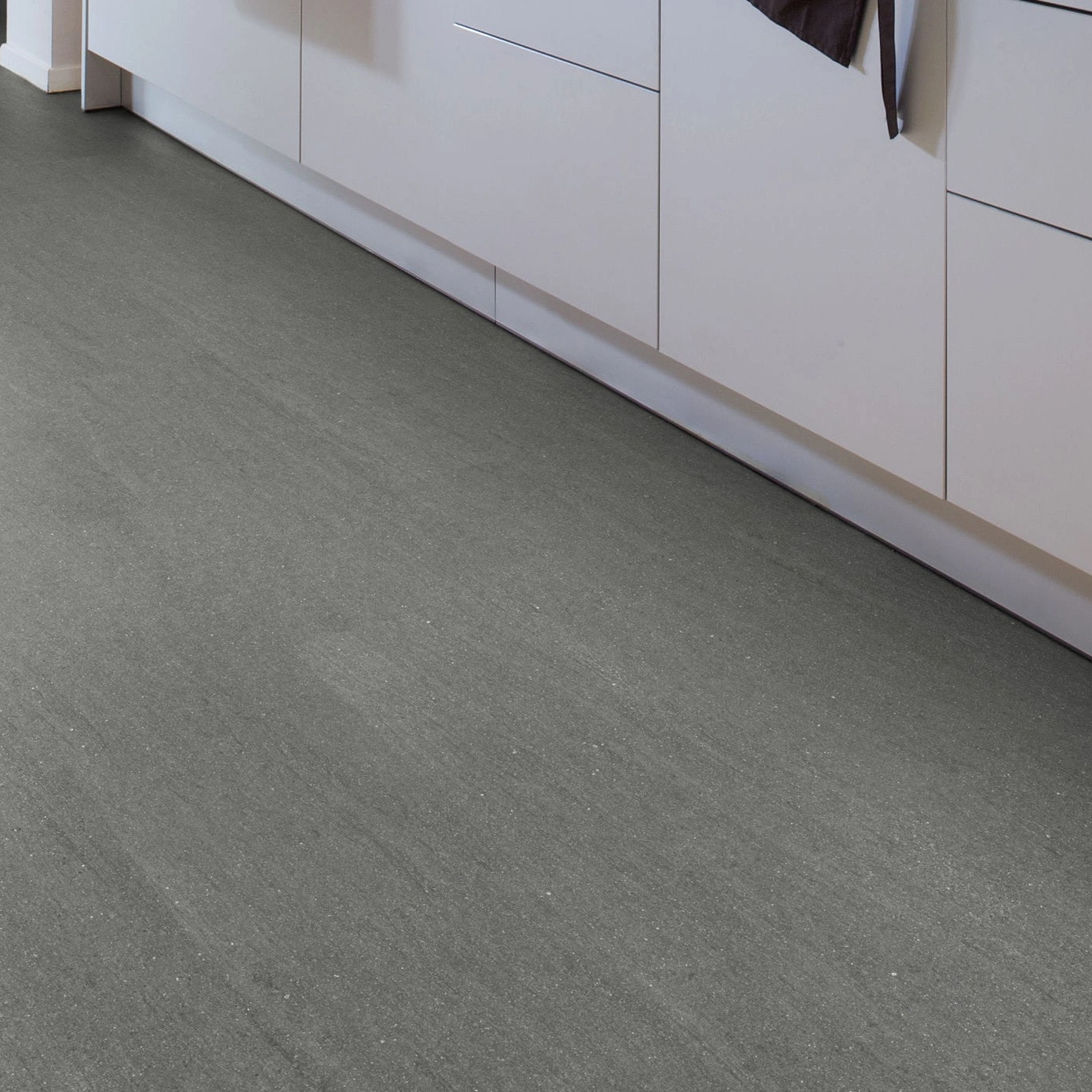 Milieubild Esszimmer mit Küchenblock - Wicanders Wise HDF Klick-Designboden stone Natural Basaltina Stone Grey Milieubild Esszimmer mit Küchenblock - Wicanders Wise 80003899