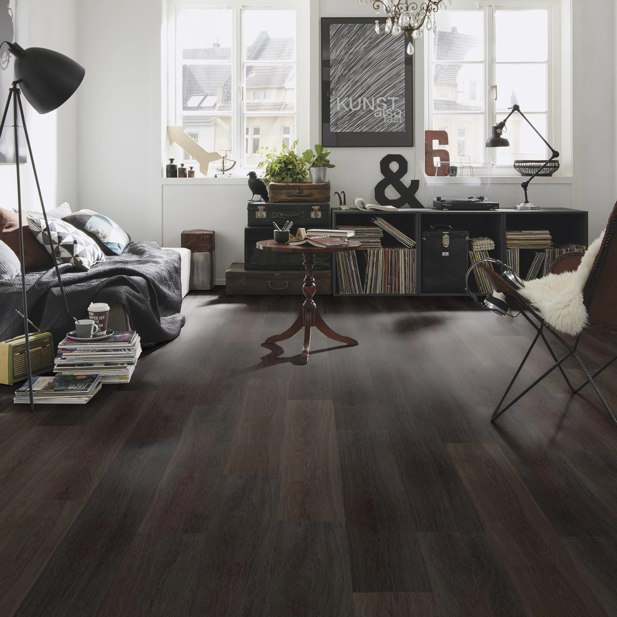 Milieubild Kompaktes Wohnzimmer mit Bücherregal - wineo HDF Klick-Bioboden PURLINE wineo 1000 wood L Soft Oak Pepper Milieubild Kompaktes Wohnzimmer mit Bücherregal - wineo MLP304R