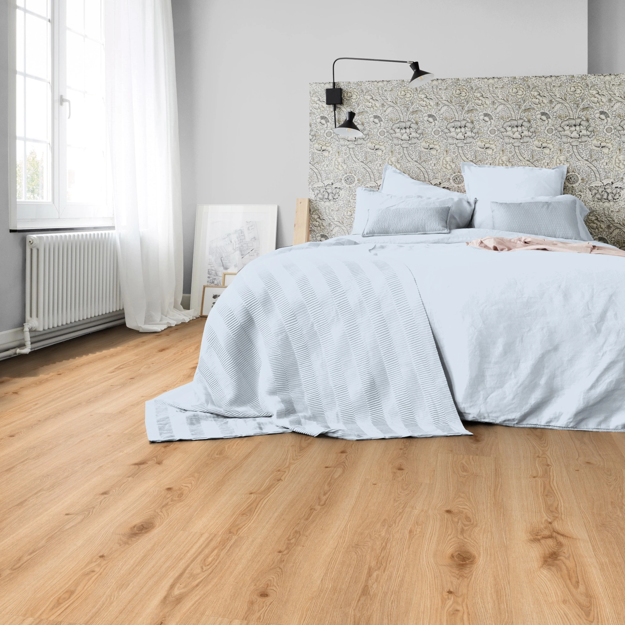 Milieubild Schlafzimmer in Stadtwohnung - Tarkett Klebe-Vinyl Essence 55 Primary Oak Light Brown Milieubild Schlafzimmer in Stadtwohnung - Tarkett 260053005
