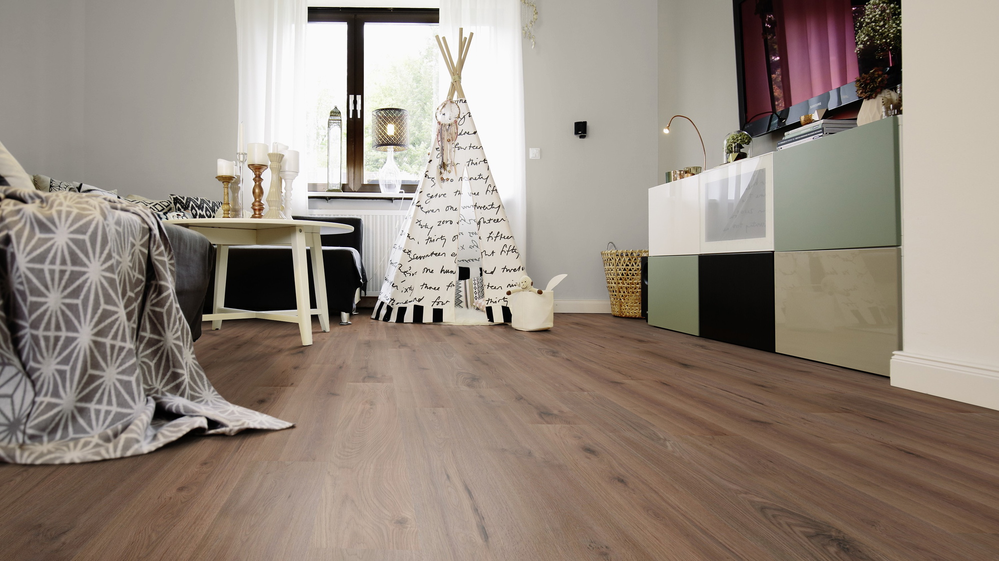 Milieubild Wohnzimmer mit Sideboard und Fernseher - wineo Klebe-Bioboden PURLINE wineo 1000 wood L Strong Oak Cappuccino Milieubild Wohnzimmer mit Sideboard und Fernseher - wineo PL303R