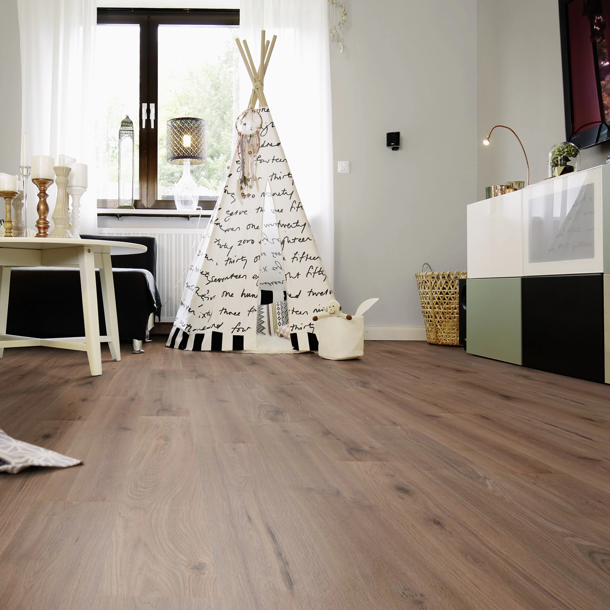 Milieubild Wohnzimmer mit Sideboard und Fernseher - wineo Klebe-Bioboden PURLINE wineo 1000 wood L Strong Oak Cappuccino Milieubild Wohnzimmer mit Sideboard und Fernseher - wineo PL303R