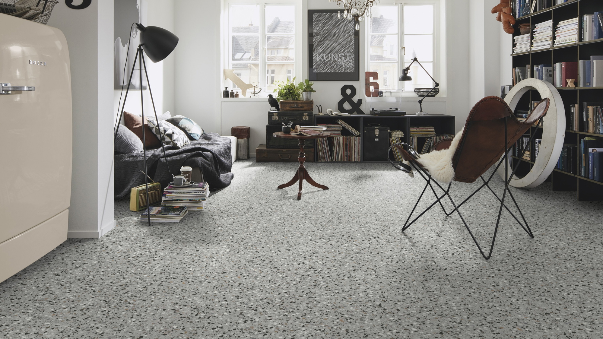 Milieubild Kompaktes Wohnzimmer mit Bücherregal - wineo Klebe-Bioboden PURLINE wineo 1500 stone XL Venice Terrazzo Grey Milieubild Kompaktes Wohnzimmer mit Bücherregal - wineo PL15413SXL