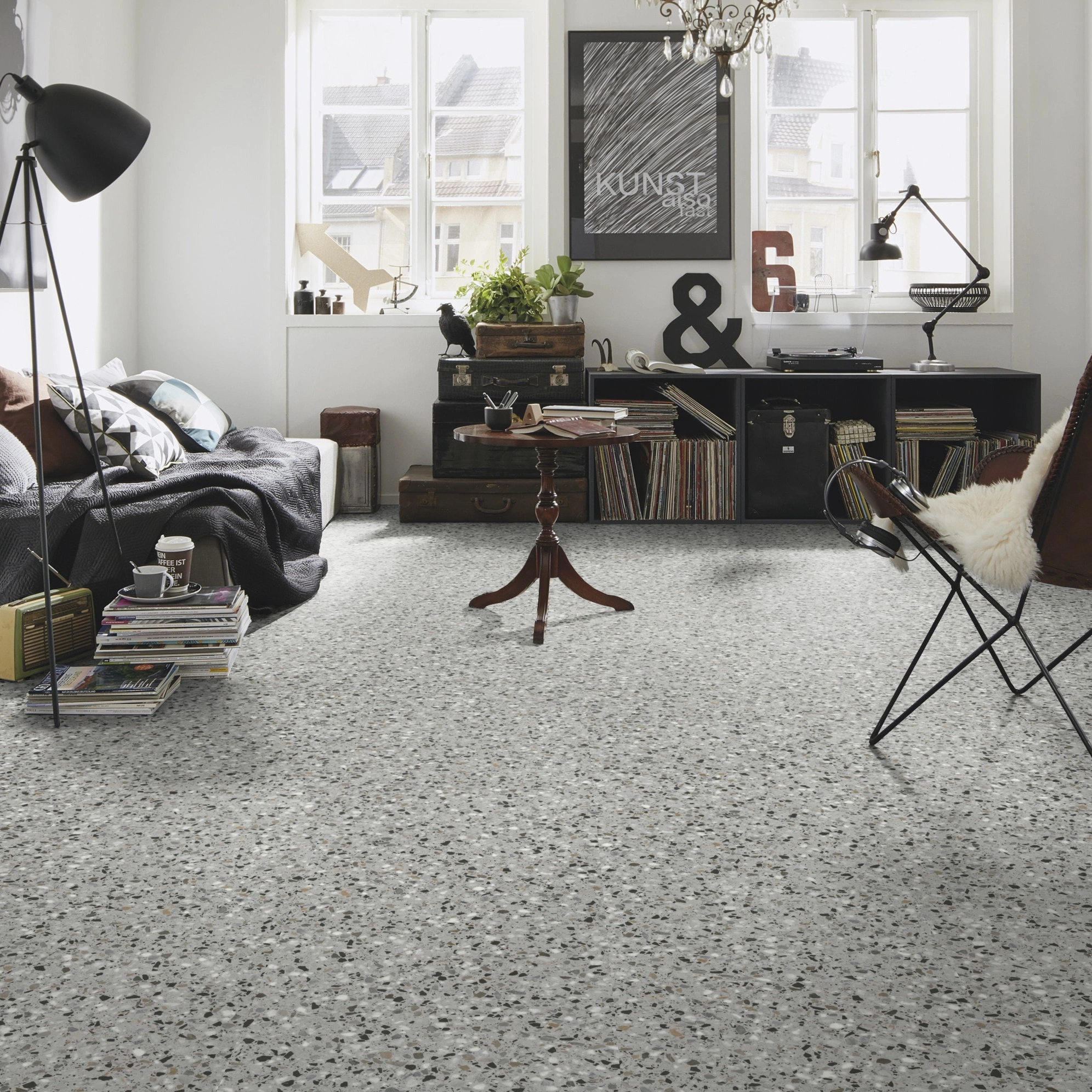 Milieubild Kompaktes Wohnzimmer mit Bücherregal - wineo Klebe-Bioboden PURLINE wineo 1500 stone XL Venice Terrazzo Grey Milieubild Kompaktes Wohnzimmer mit Bücherregal - wineo PL15413SXL