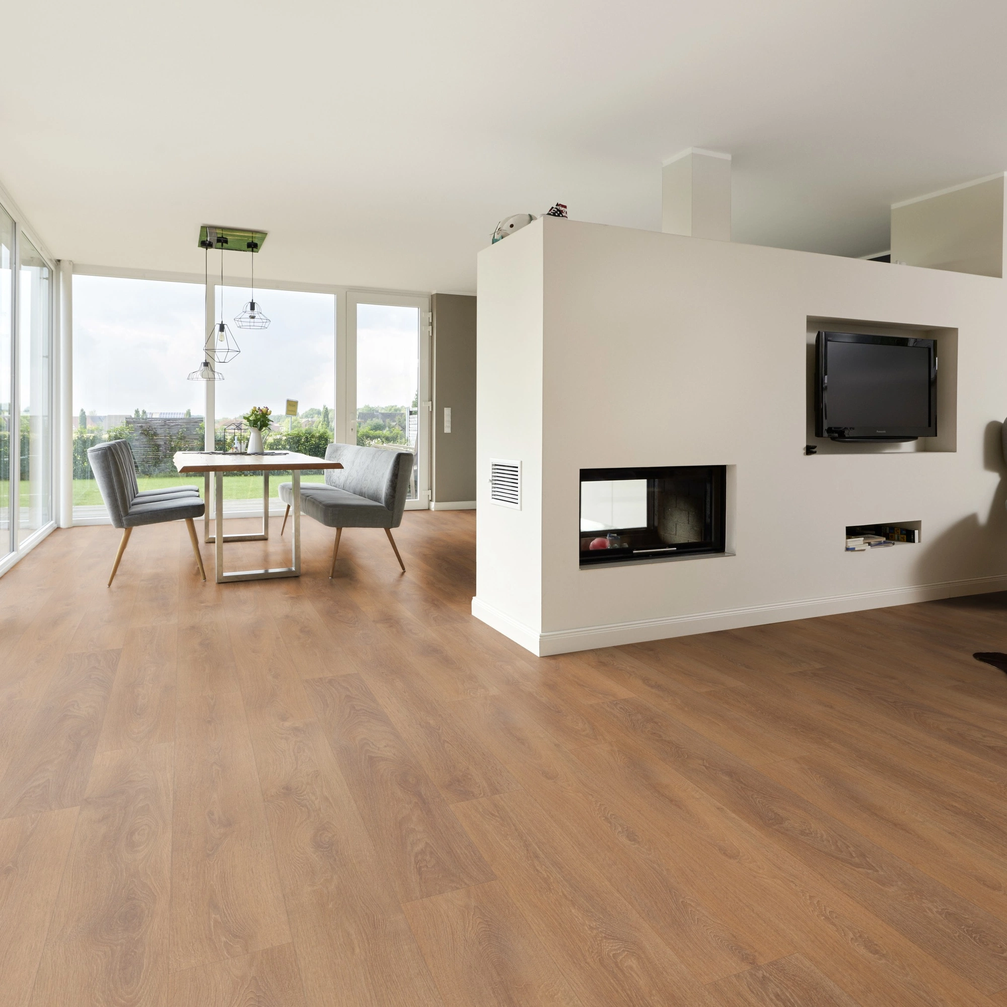 Milieubild Wohnzimmer mit Essbereich und Kamin - ter Hürne Laminat Classic Edition Eiche Texas Diner Milieubild Wohnzimmer mit Essbereich und Kamin - ter Hürne 1101021840