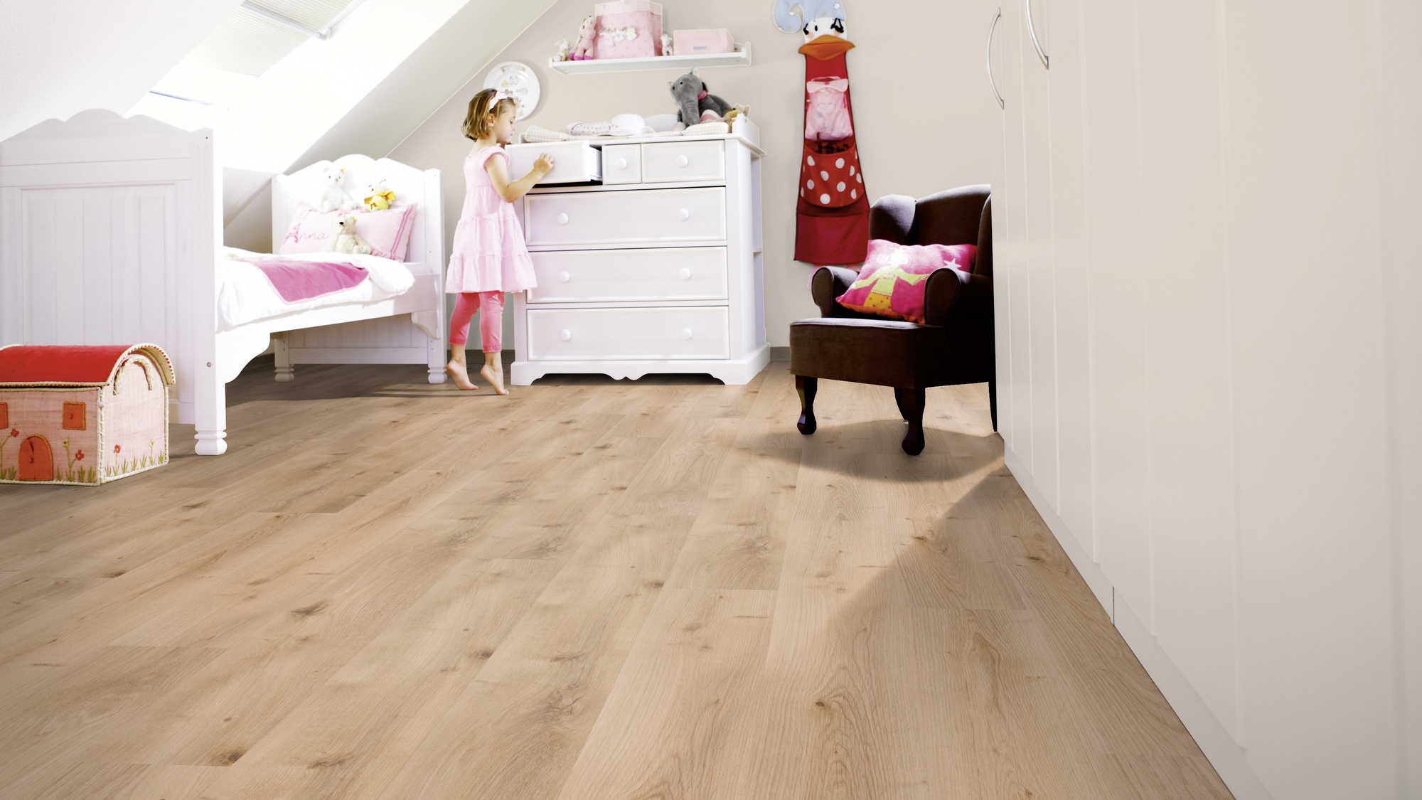 Milieubild Kinderzimmer mit weißer Kommode - wineo PLC299R