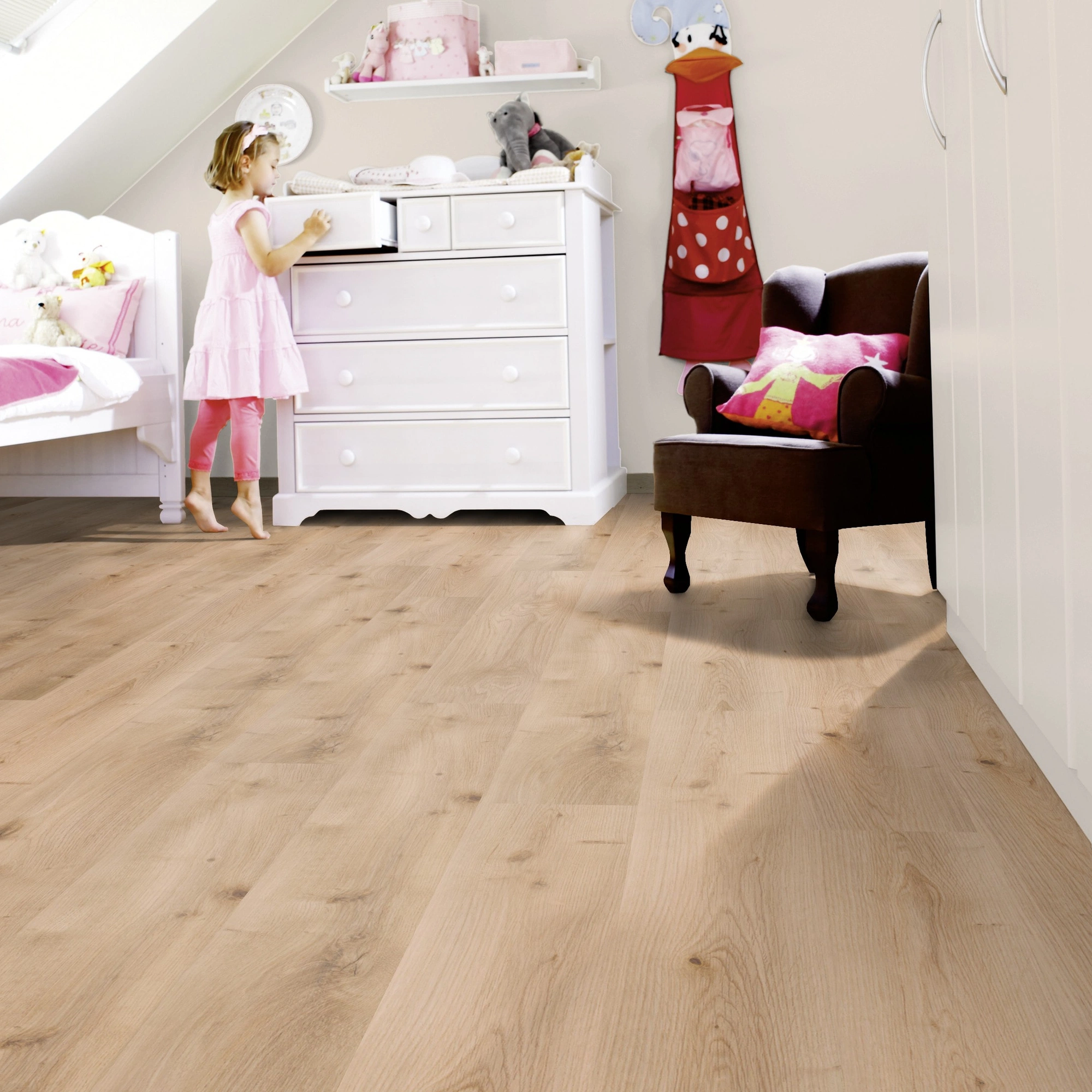 Milieubild Kinderzimmer mit weißer Kommode - wineo Klick-Bioboden PURLINE wineo 1000 wood L Intensive Oak Honey Milieubild Kinderzimmer mit weißer Kommode - wineo PLC299R