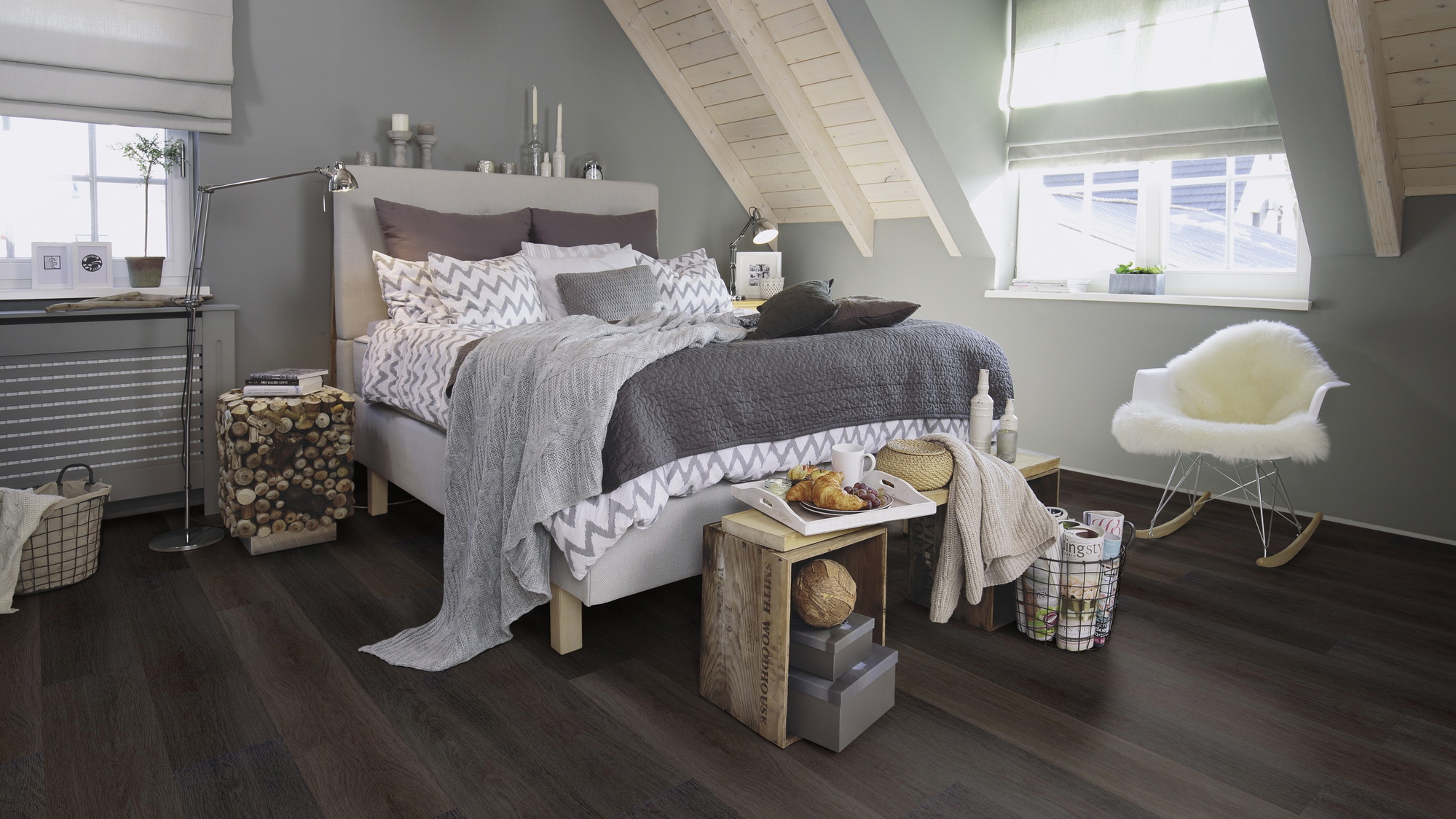Milieubild Schlafzimmer im modernen Dachgeschoss - wineo Klick-Bioboden PURLINE wineo 1000 wood L Soft Oak Pepper Milieubild Schlafzimmer im modernen Dachgeschoss - wineo PLC304R