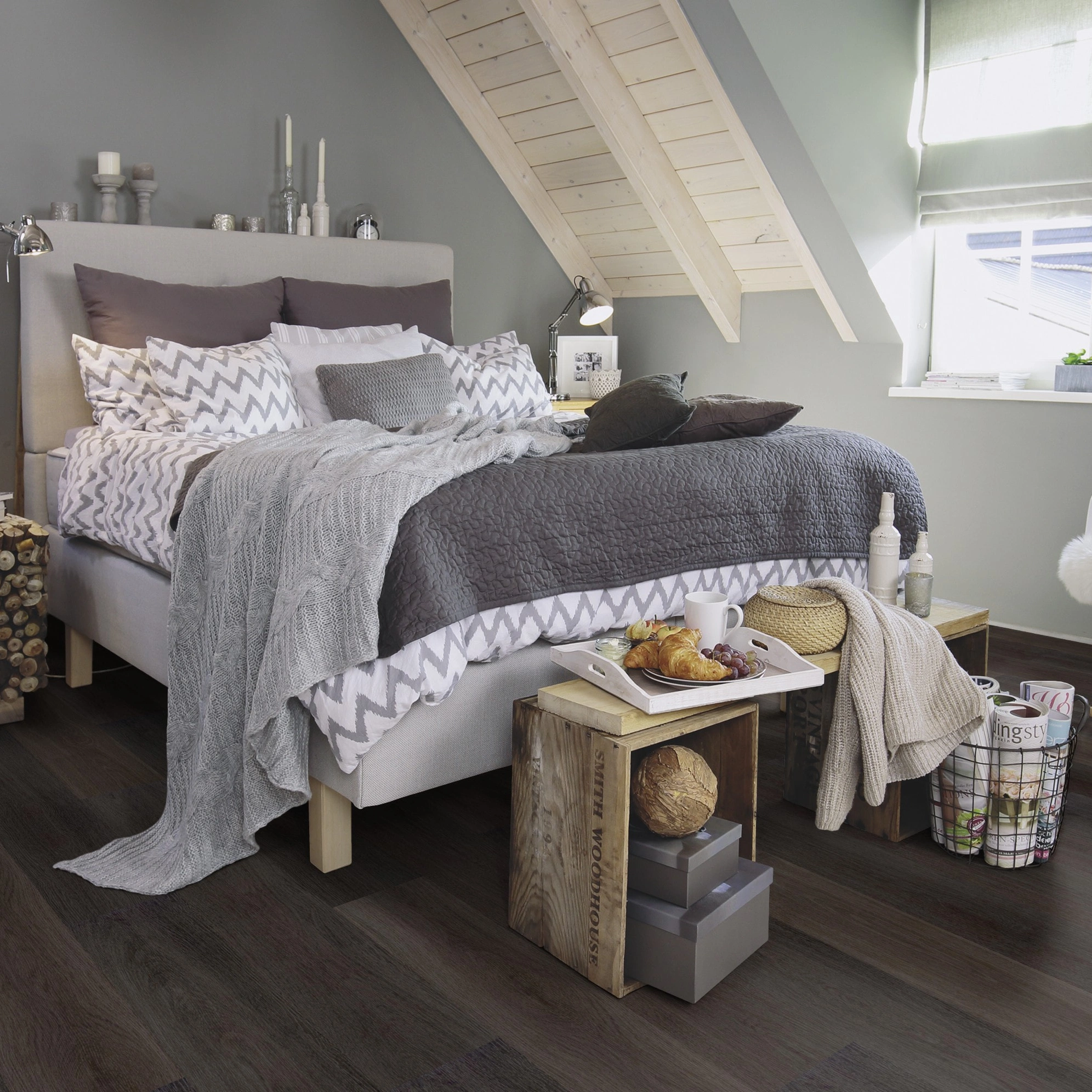 Milieubild Schlafzimmer im modernen Dachgeschoss - wineo Klick-Bioboden PURLINE wineo 1000 wood L Soft Oak Pepper Milieubild Schlafzimmer im modernen Dachgeschoss - wineo PLC304R