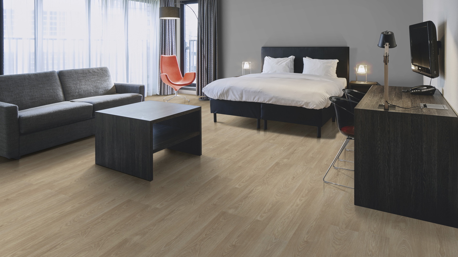 Milieubild Hotelzimmer mit Kingsize-Bett - Forbo Flooring 243620