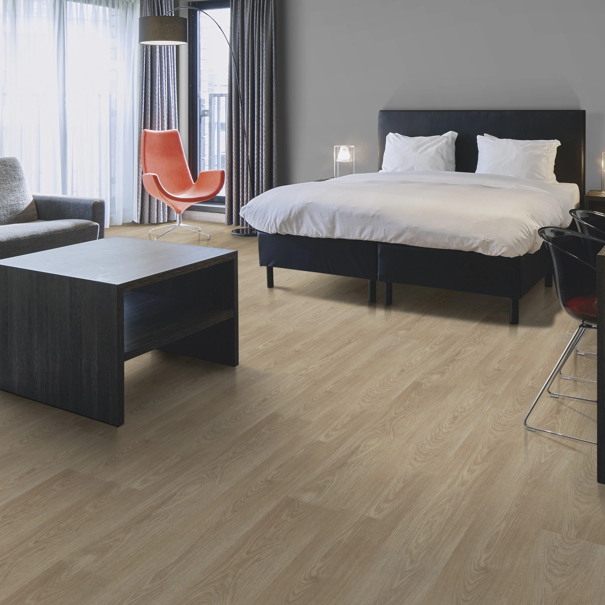 Milieubild Hotelzimmer mit Kingsize-Bett - Forbo Flooring Klebe-Vinyl Allura Dryback 0.55 Wood Light Timber Milieubild Hotelzimmer mit Kingsize-Bett - Forbo Flooring 243620