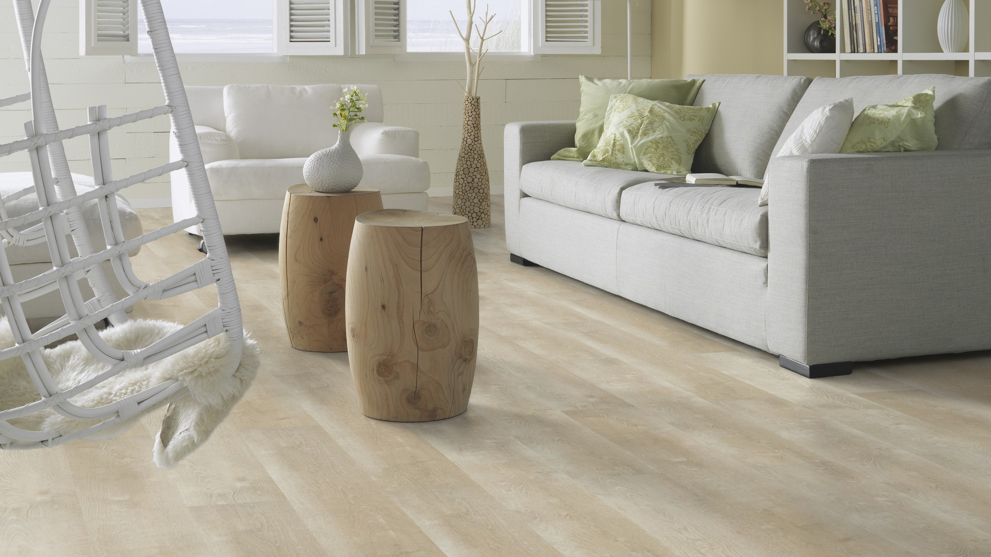 Milieubild Modernes, freundliches Wohnzimmer mit Sofa - Forbo Flooring Klebe-Vinyl Enduro Dryback Wood Natural White Oak Milieubild Modernes, freundliches Wohnzimmer mit Sofa - Forbo Flooring 217630