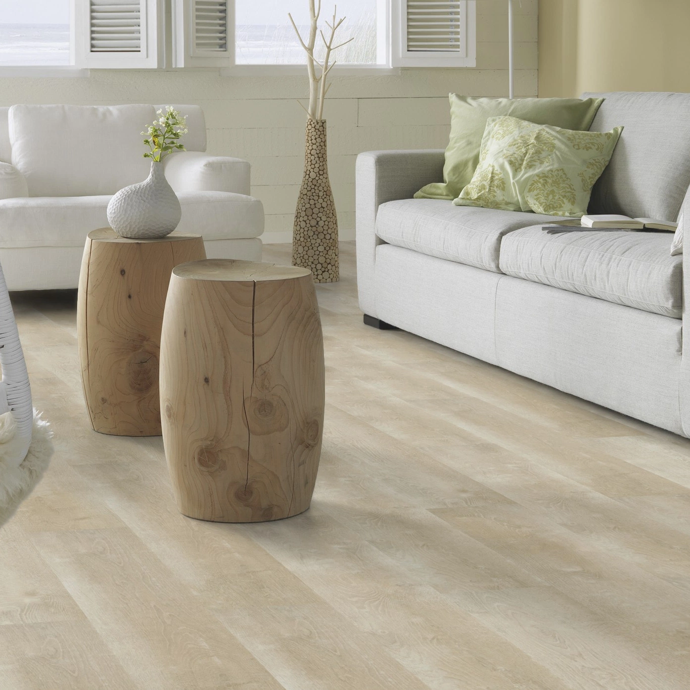 Milieubild Modernes, freundliches Wohnzimmer mit Sofa - Forbo Flooring Klebe-Vinyl Enduro Dryback Wood Natural White Oak Milieubild Modernes, freundliches Wohnzimmer mit Sofa - Forbo Flooring 217630