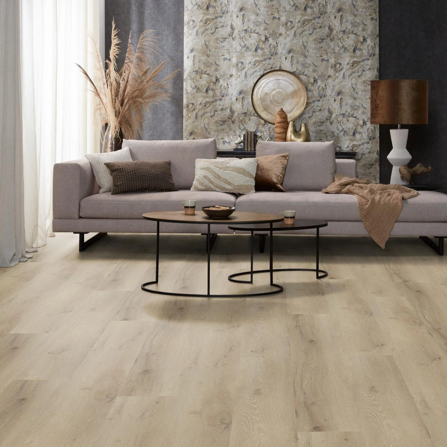 Milieubild Modernes, freundliches Wohnzimmer mit Sofa und Wandtapete - nexflor Rigid Klick-Vinyl Helios Click Collection Ithaca Oak Milieubild Modernes, freundliches Wohnzimmer mit Sofa und Wandtapete - nexflor NXF-20030-007