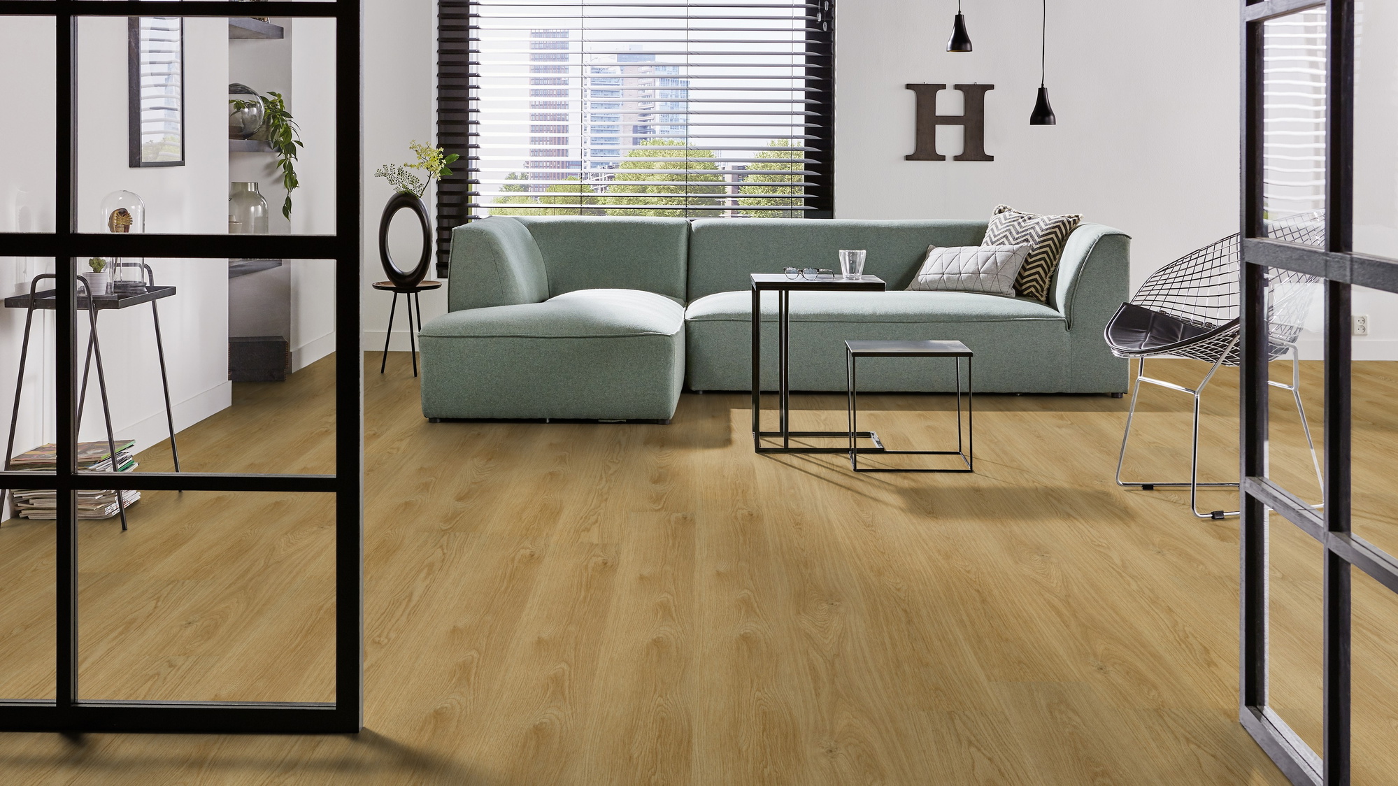 Milieubild Modernes Wohnzimmer mit mintgrünem Sofa - Forbo Flooring Klebe-Vinyl Enduro Dryback Wood Pure Oak Milieubild Modernes Wohnzimmer mit mintgrünem Sofa - Forbo Flooring 217620
