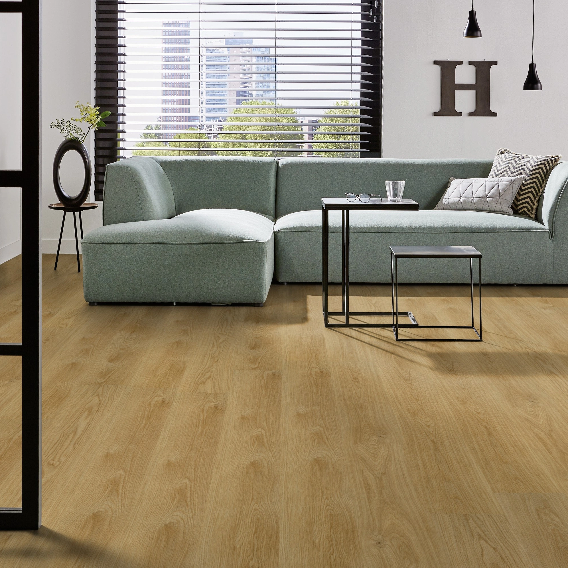 Milieubild Modernes Wohnzimmer mit mintgrünem Sofa - Forbo Flooring Klebe-Vinyl Enduro Dryback Wood Pure Oak Milieubild Modernes Wohnzimmer mit mintgrünem Sofa - Forbo Flooring 217620