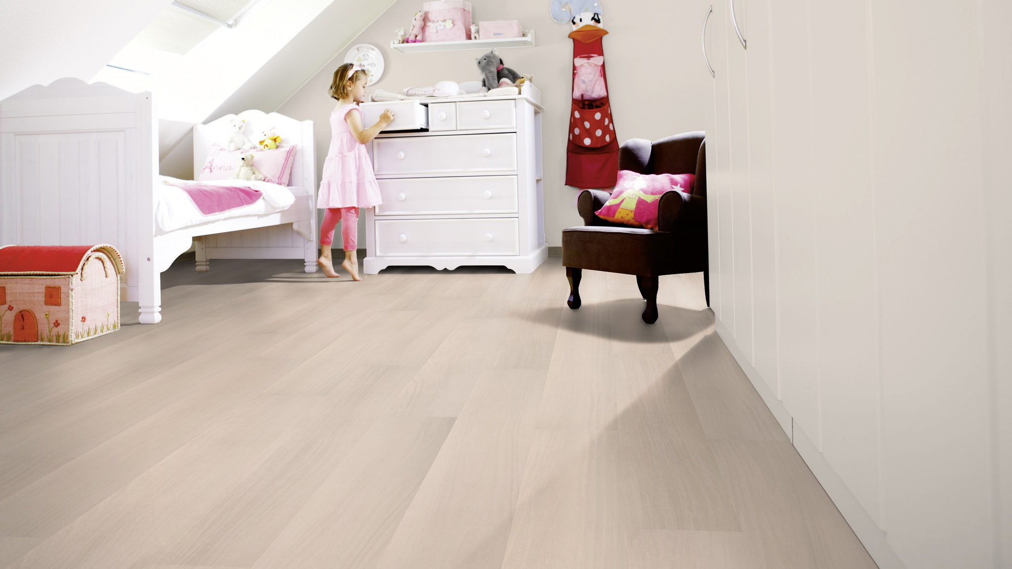Milieubild Kinderzimmer mit weißer Kommode - wineo HDF Klick-Bioboden PURLINE wineo 1000 wood L Light Maple Cream Milieubild Kinderzimmer mit weißer Kommode - wineo MLP296R