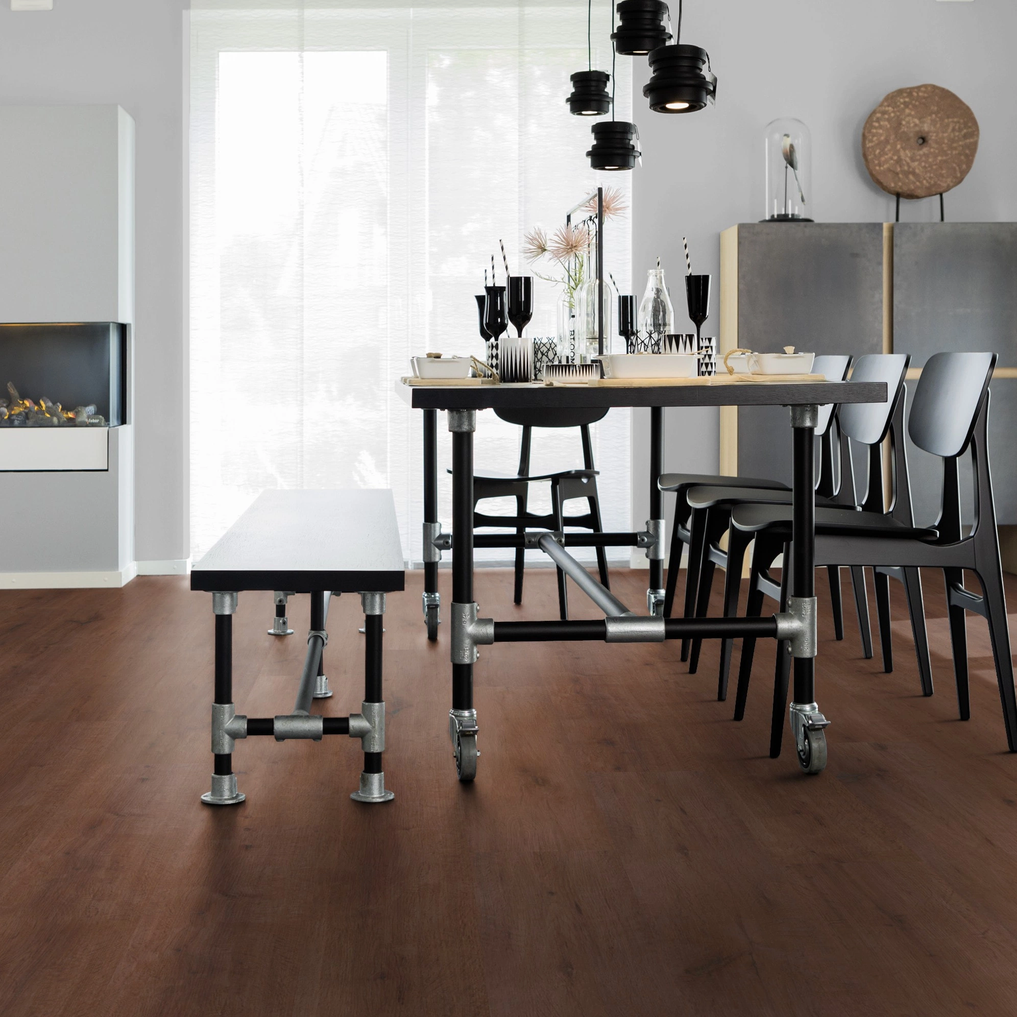 Milieubild Esszimmer mit Kamin - wineo Klick-Bioboden PURLINE wineo 1000 wood XL Rustic Oak Coffee Milieubild Esszimmer mit Kamin - wineo PLC316R