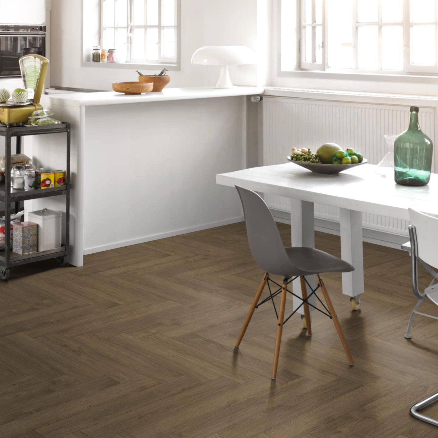 Milieubild Küche mit Essbereich - Parador Laminat Trendtime 3 Eiche Mont Blanc dunkelbraun Milieubild Küche mit Essbereich - Parador 1748754