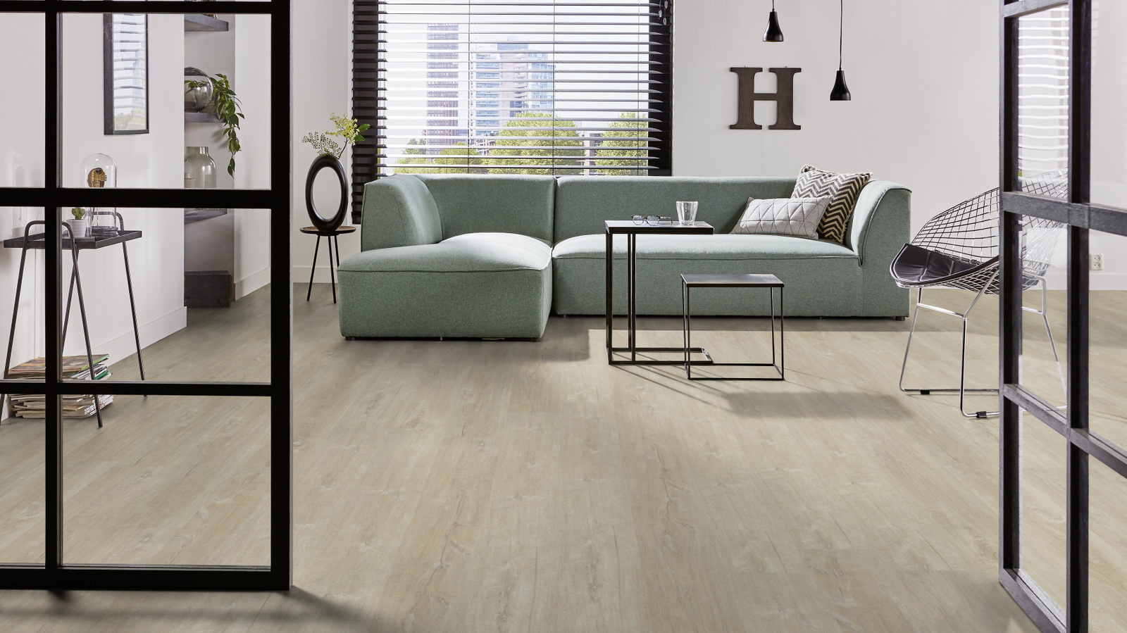 Milieubild Modernes Wohnzimmer mit mintgrünem Sofa - Forbo Flooring 217627