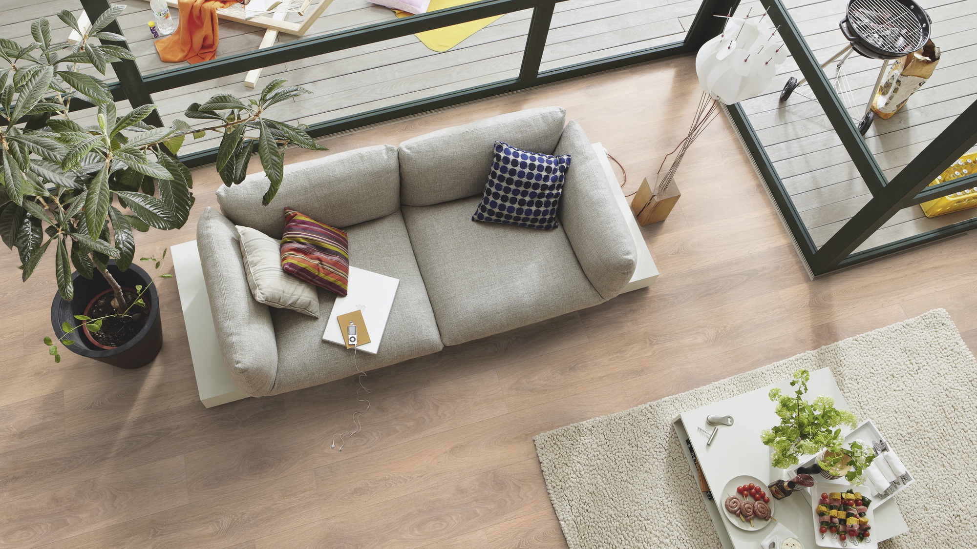 Milieubild Wohnzimmer im Wintergarten - Blick von oben - Meister Laminat LD 150 Eiche sand Milieubild Wohnzimmer im Wintergarten - Blick von oben - Meister 600017-1288198-07004