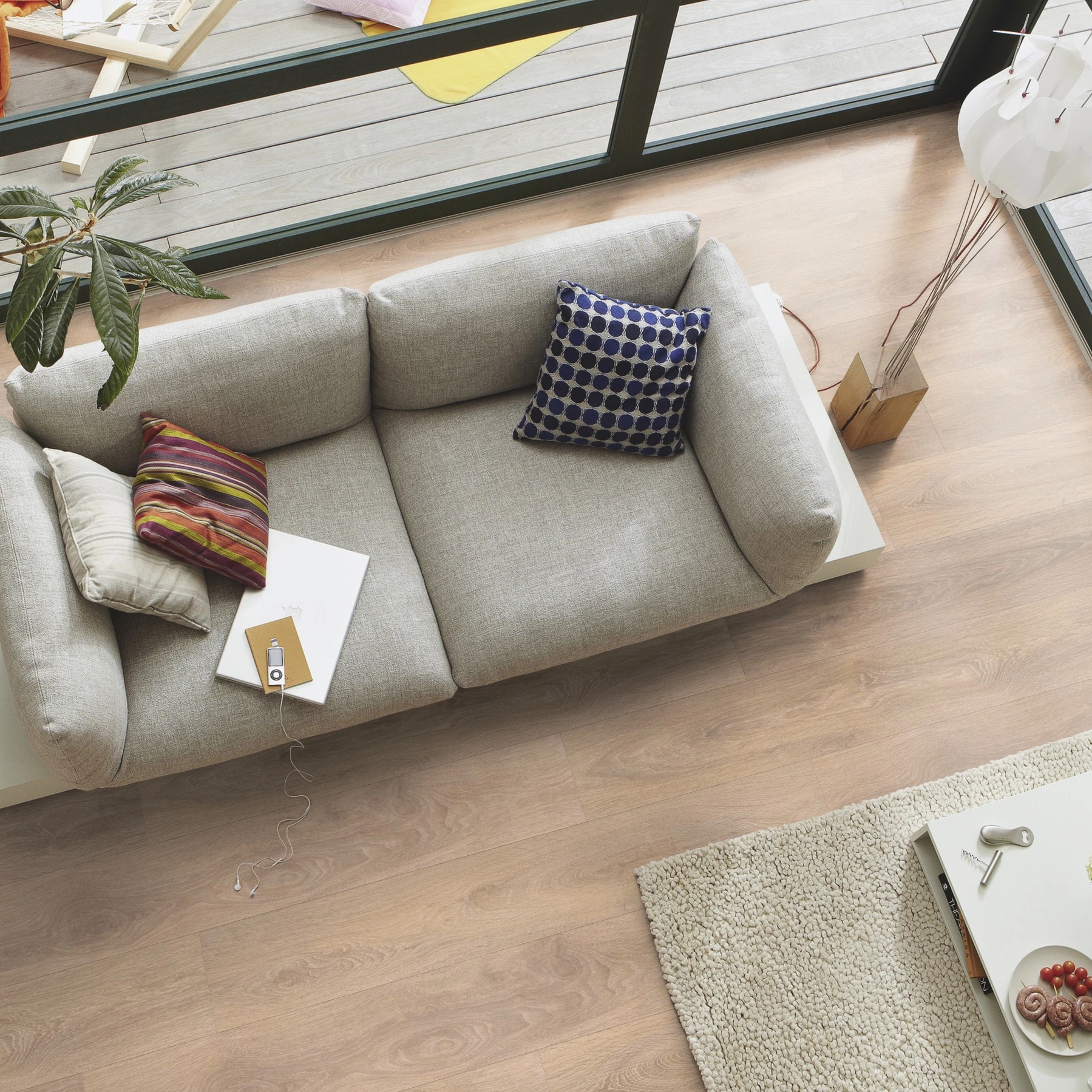 Milieubild Wohnzimmer im Wintergarten - Blick von oben - Meister Laminat LD 150 Eiche sand Milieubild Wohnzimmer im Wintergarten - Blick von oben - Meister 600017-1288198-07004