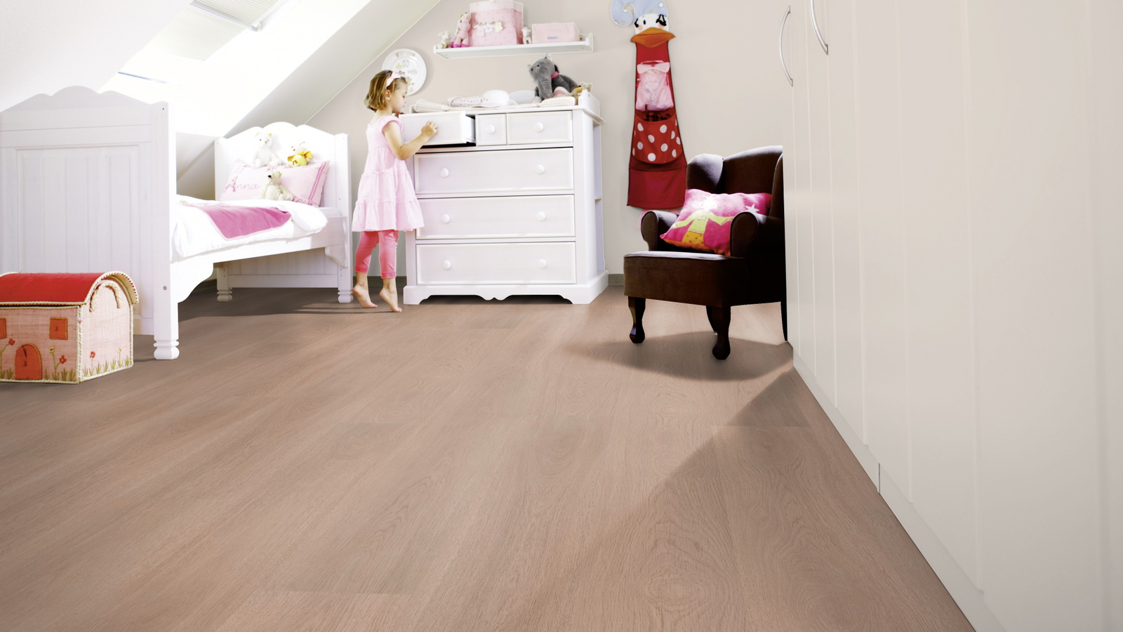 Milieubild Kinderzimmer mit weißer Kommode - wineo MLP306R
