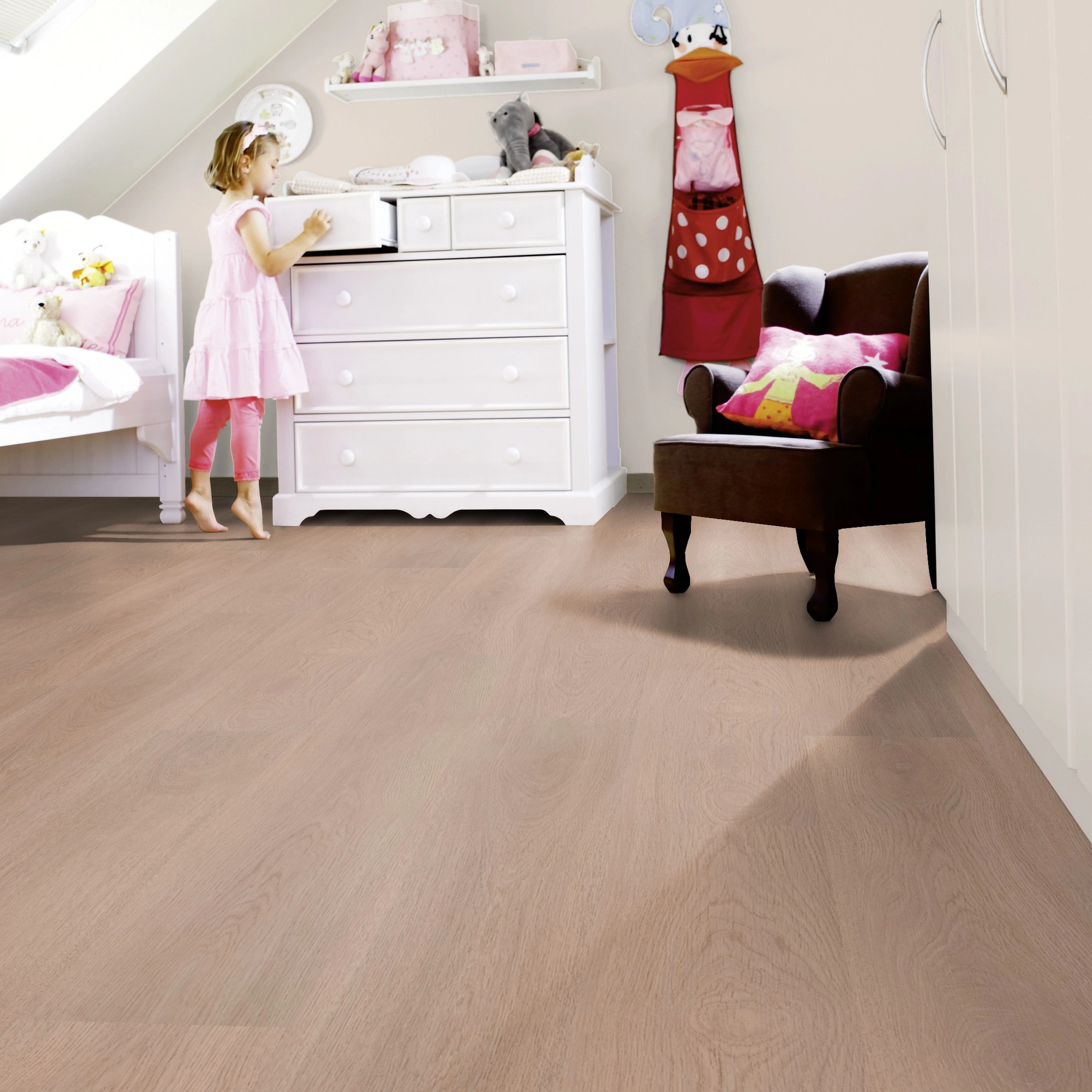 Milieubild Kinderzimmer mit weißer Kommode - wineo HDF Klick-Bioboden PURLINE wineo 1000 wood XL Calm Oak Shell Milieubild Kinderzimmer mit weißer Kommode - wineo MLP306R