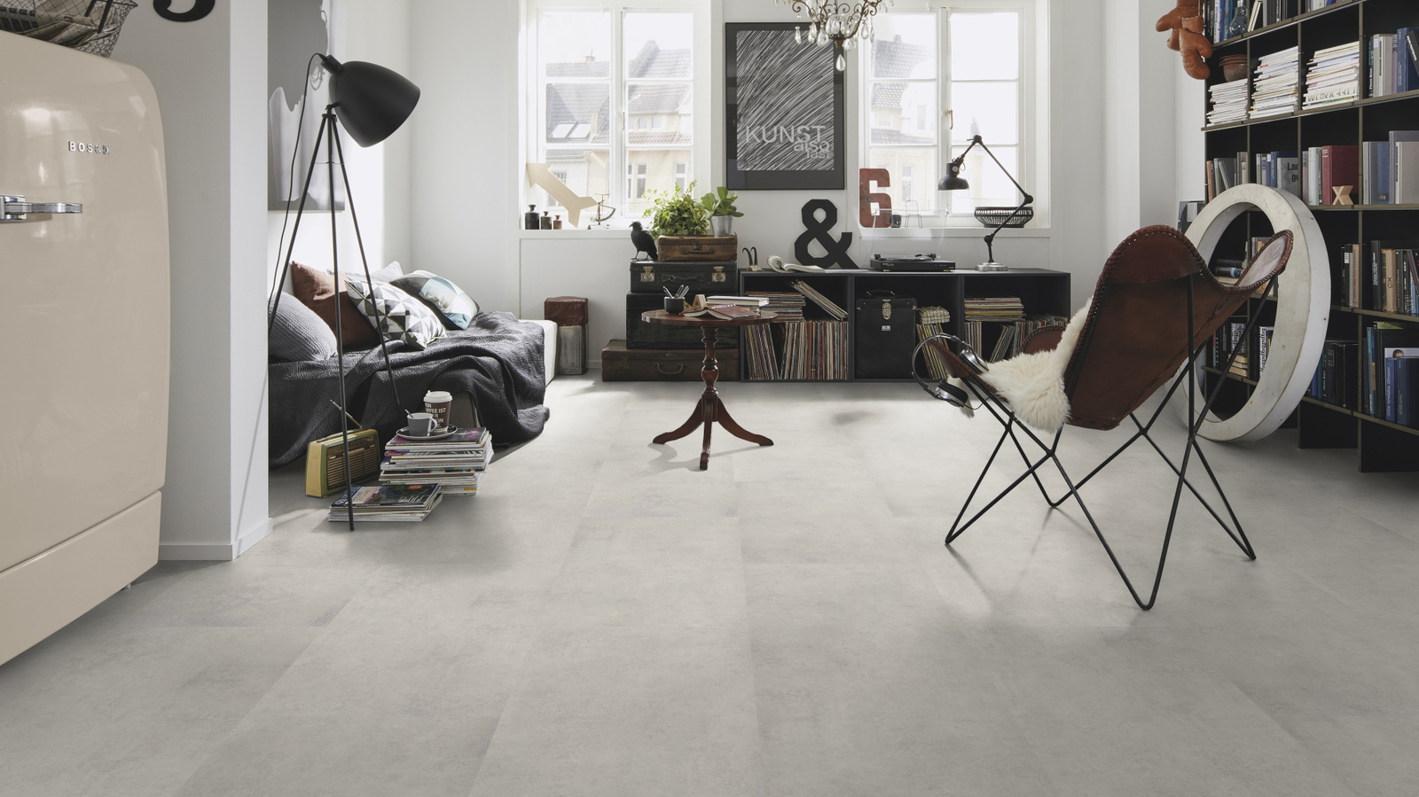 Milieubild Kompaktes Wohnzimmer mit Bücherregal - wineo PL15408SXL