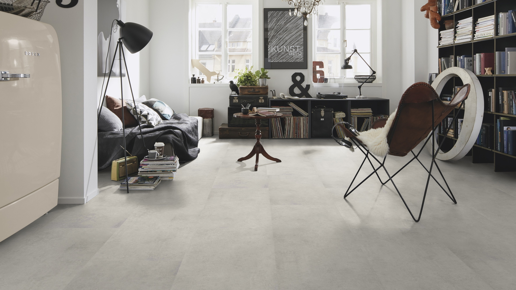 Milieubild Kompaktes Wohnzimmer mit Bücherregal - wineo PL15408SXL