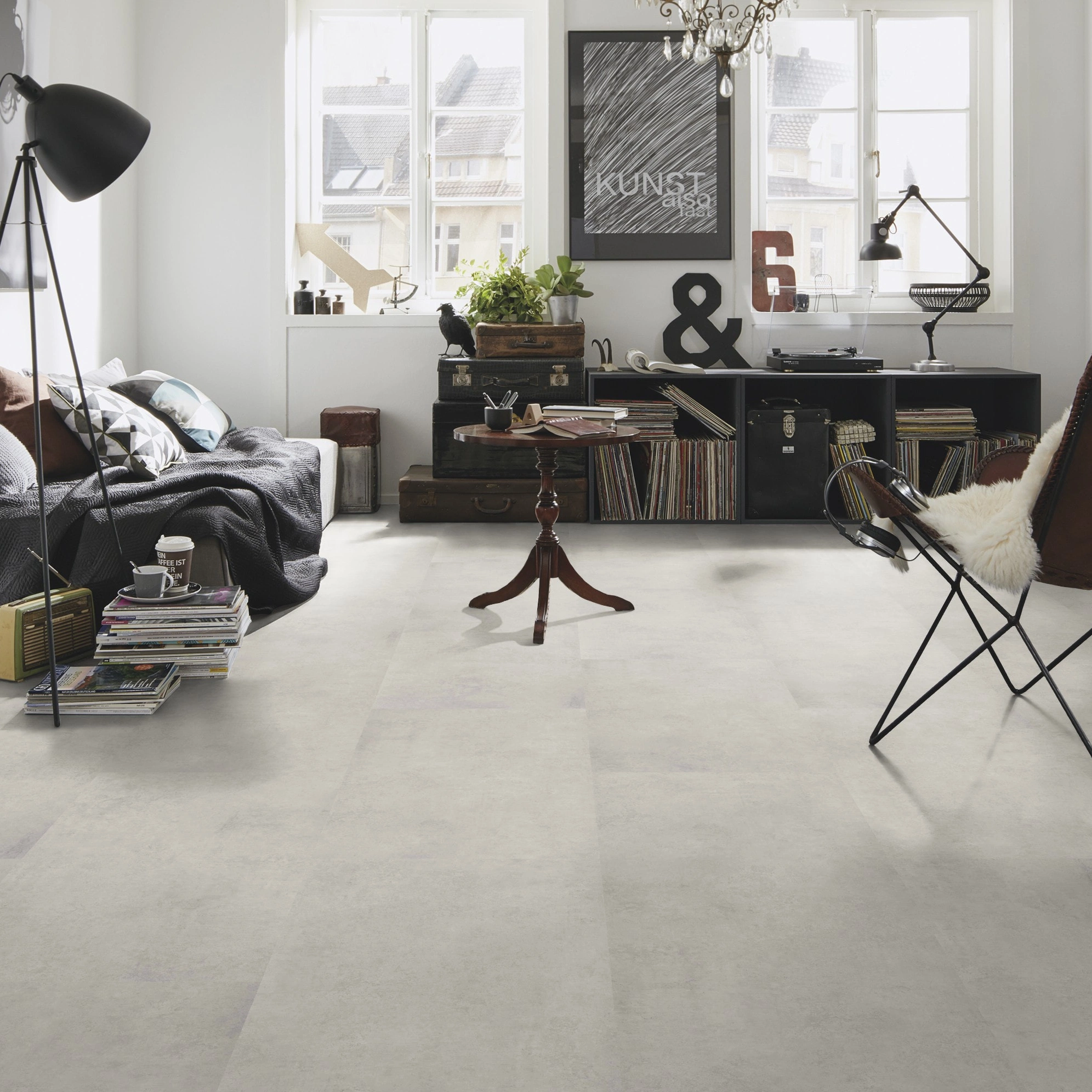 Milieubild Kompaktes Wohnzimmer mit Bücherregal - wineo Klebe-Bioboden PURLINE wineo 1500 stone XL Portland Concrete Light Milieubild Kompaktes Wohnzimmer mit Bücherregal - wineo PL15408SXL