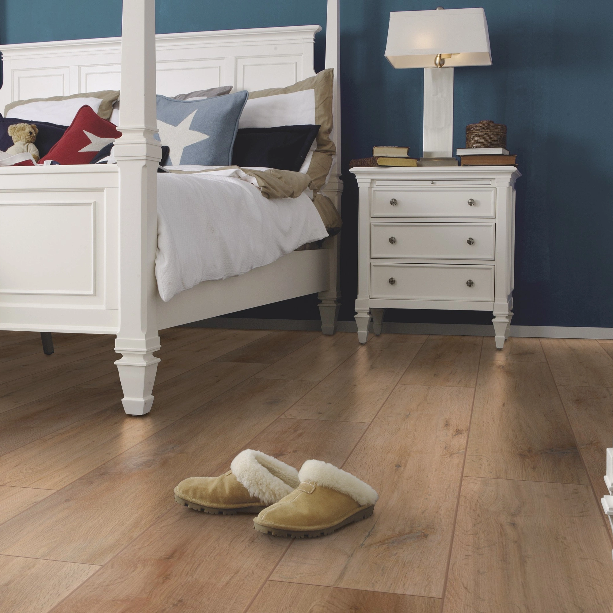 Milieubild Schlafzimmer im Landhaus-Stil - wineo Klebe-Bioboden PURLINE wineo 1000 wood XL Rustic Oak Ginger Milieubild Schlafzimmer im Landhaus-Stil - wineo PL314R