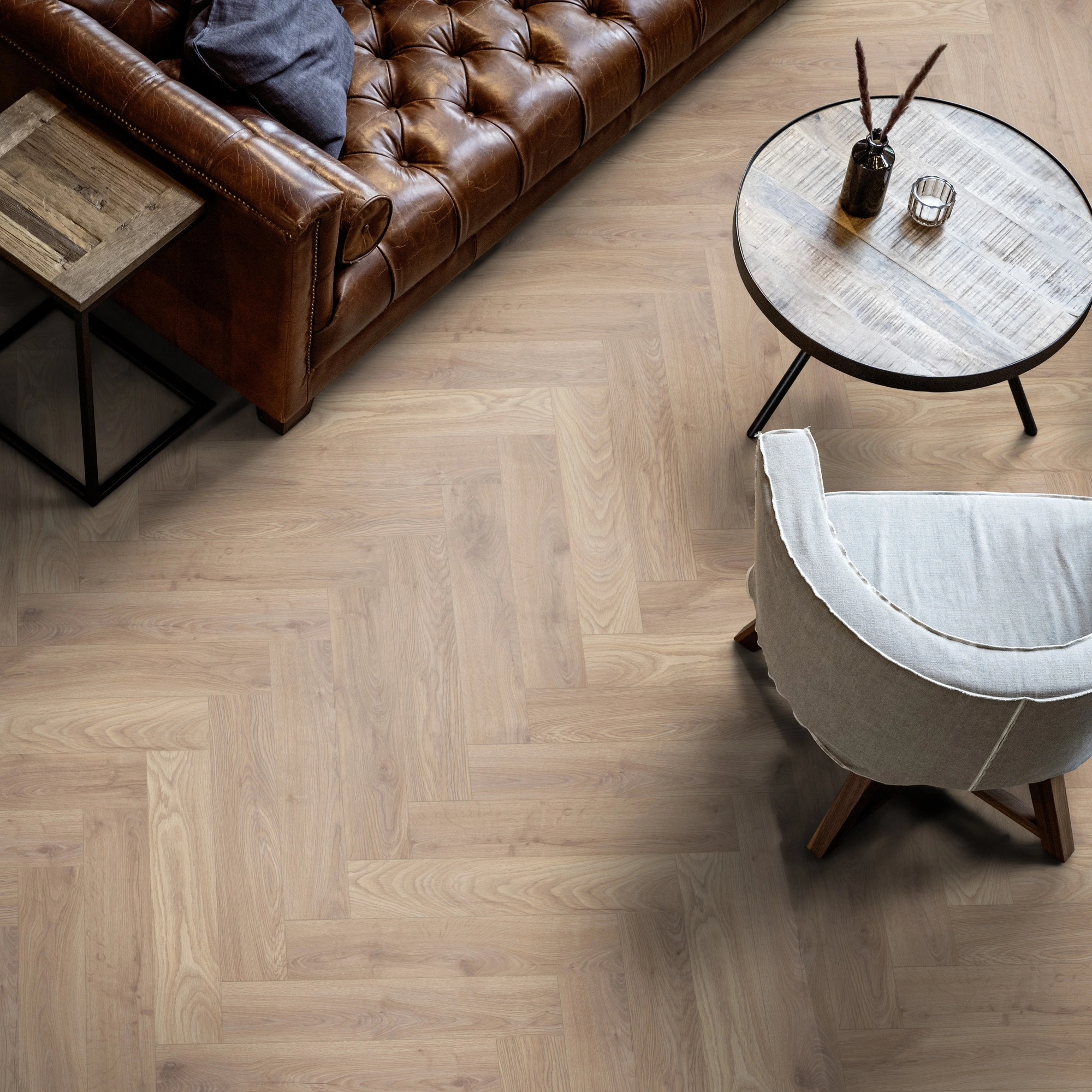 Milieubild Wohnzimmer mit Ledersofa - Blick von oben - ter Hürne Laminat Herringbone Edition Eiche Maisonette Milieubild Wohnzimmer mit Ledersofa - Blick von oben - ter Hürne 1101021848