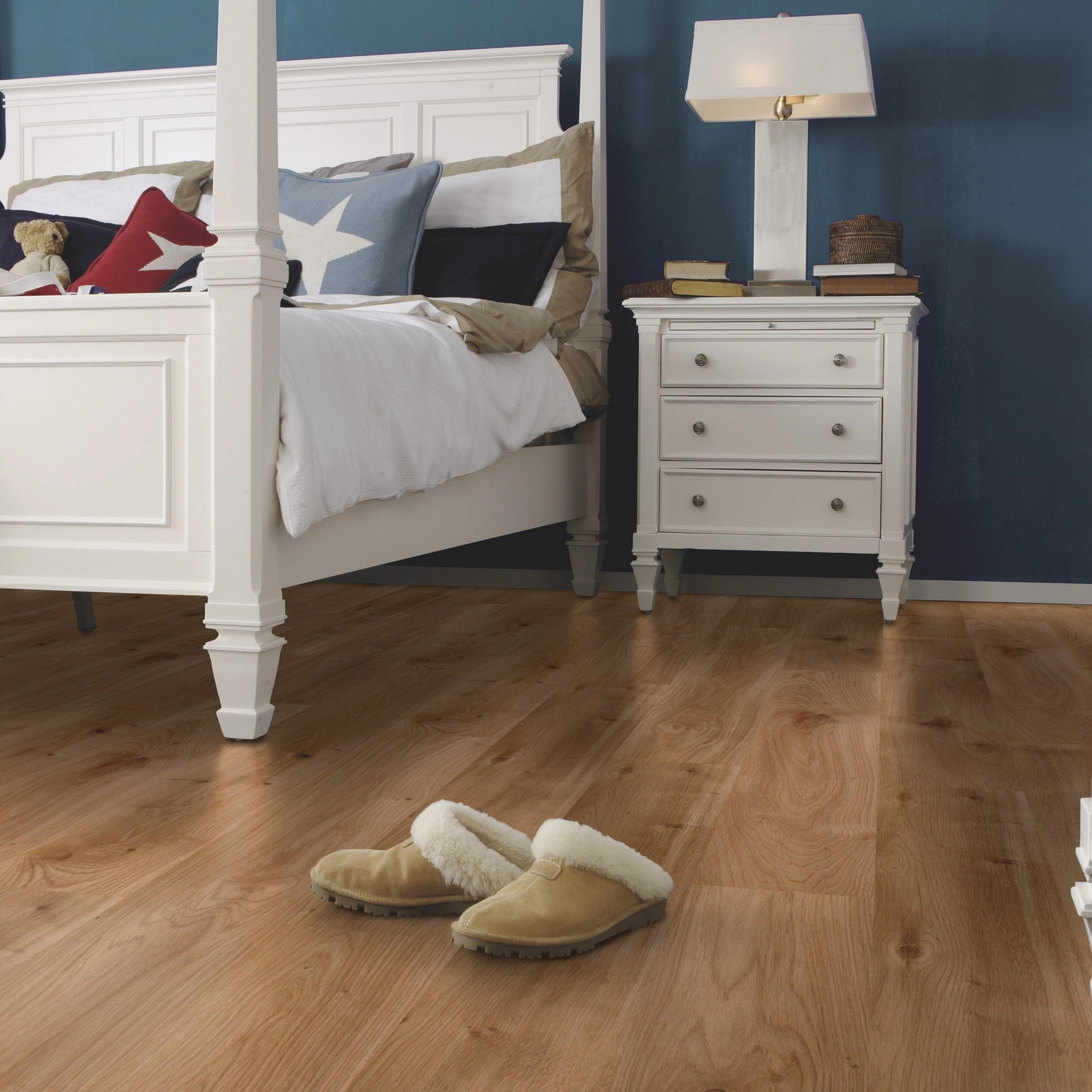 Milieubild Schlafzimmer im Landhaus-Stil - wineo HDF Klick-Bioboden PURLINE wineo 1000 wood L Intensive Oak Caramel Milieubild Schlafzimmer im Landhaus-Stil - wineo MLP300R