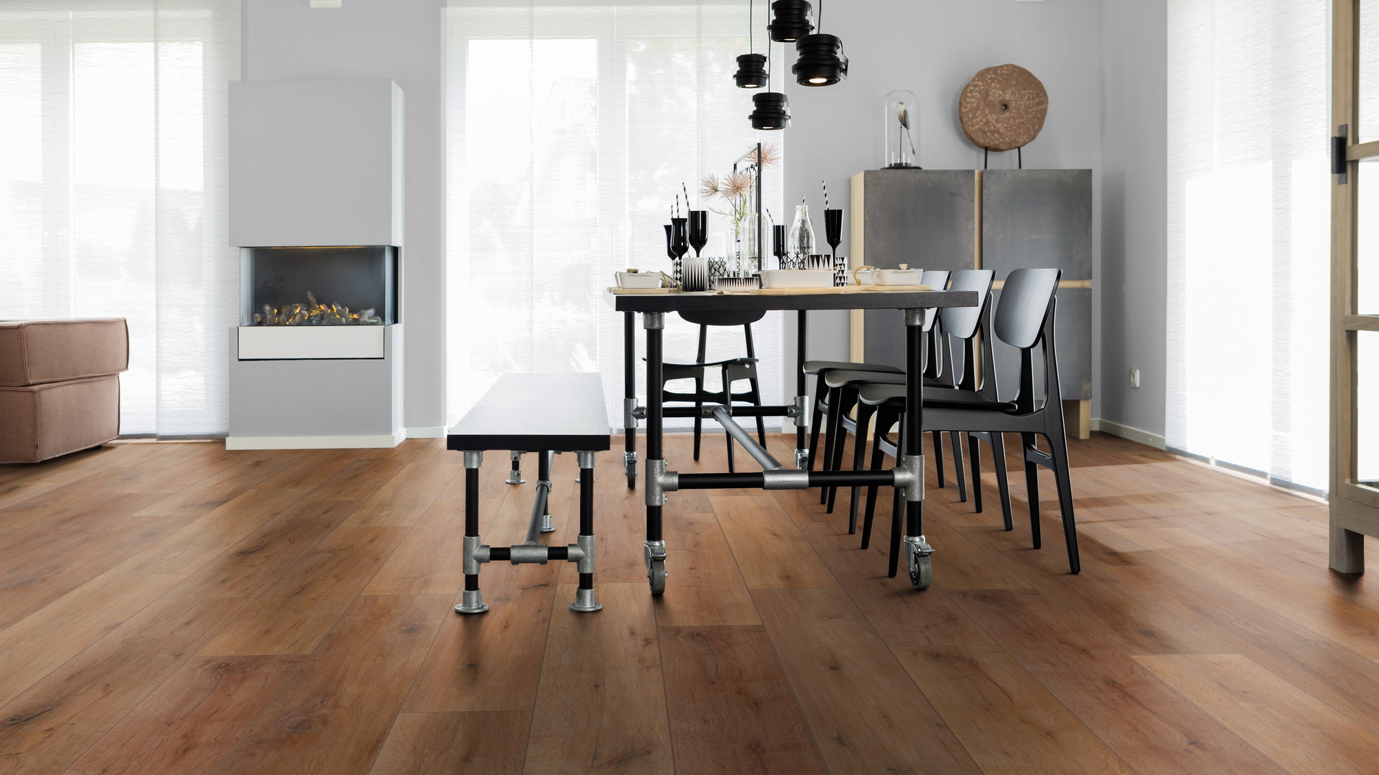 Milieubild Esszimmer mit Kamin - wineo Klebe-Bioboden PURLINE wineo 1000 wood XL Rustic Oak Nougat Milieubild Esszimmer mit Kamin - wineo PL315R