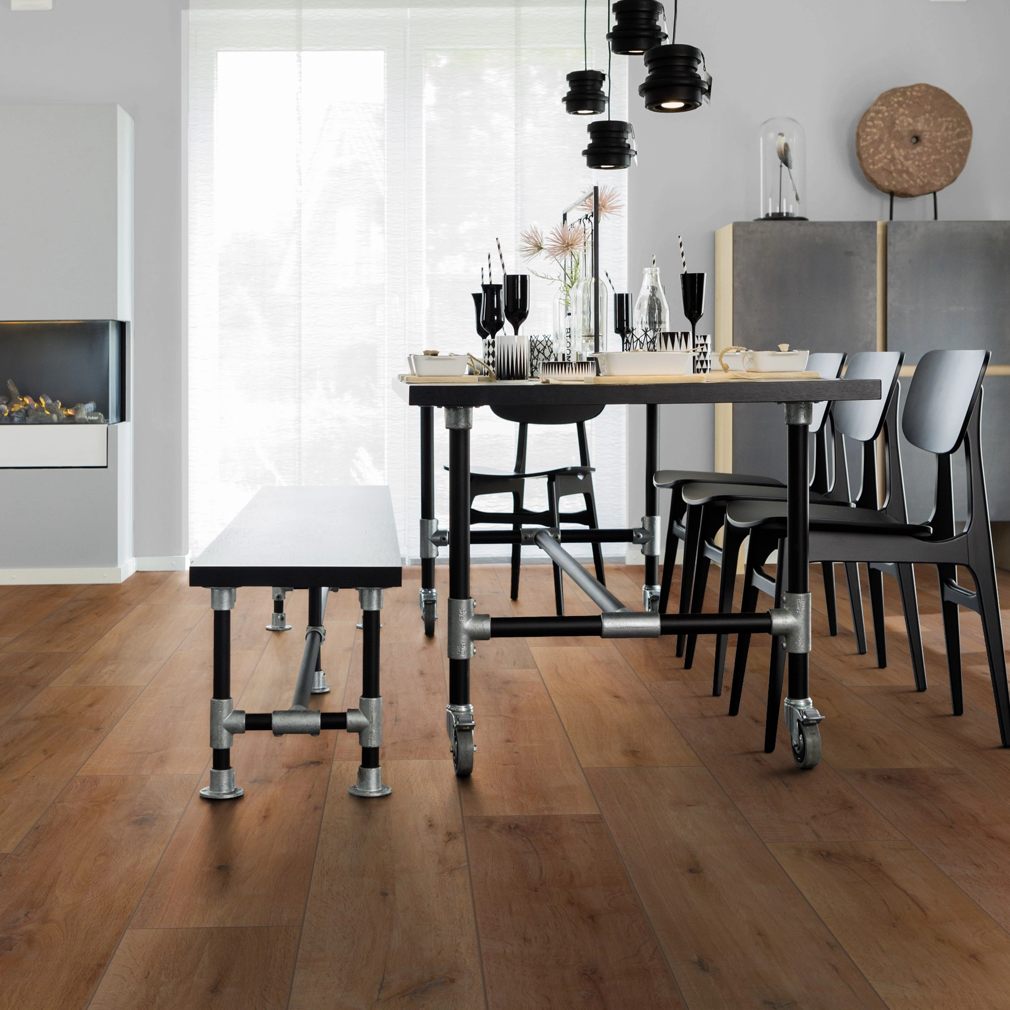 Milieubild Esszimmer mit Kamin - wineo Klebe-Bioboden PURLINE wineo 1000 wood XL Rustic Oak Nougat Milieubild Esszimmer mit Kamin - wineo PL315R