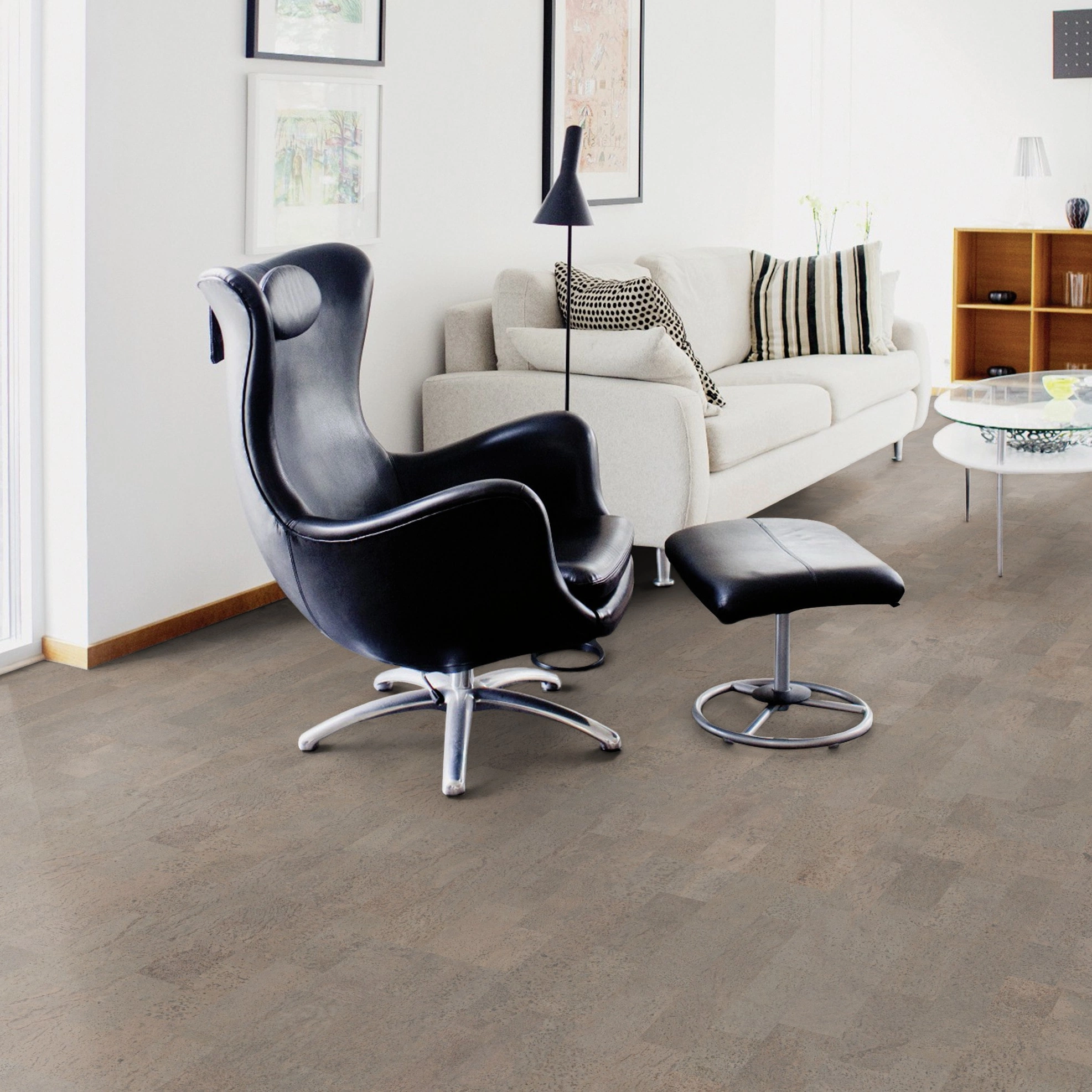 Milieubild Wohnzimmer mit Sessel und bodentiefem Fenster - Wicanders Wise HDF Klick-Korkboden cork Essence Identity Silver Milieubild Wohnzimmer mit Sessel und bodentiefem Fenster - Wicanders Wise 80001652