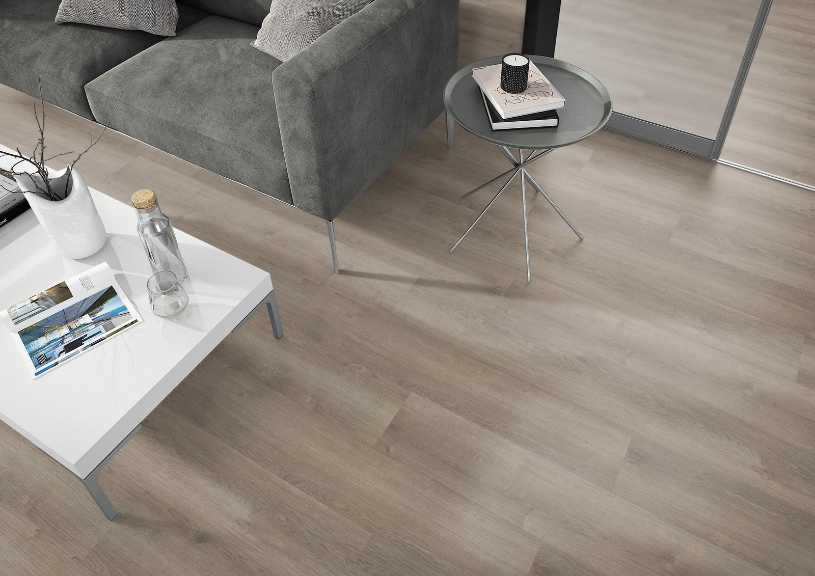 Milieubild Wohnzimmer - Sofa mit Beistelltisch und Glastür - nexflor NXF-60030-001