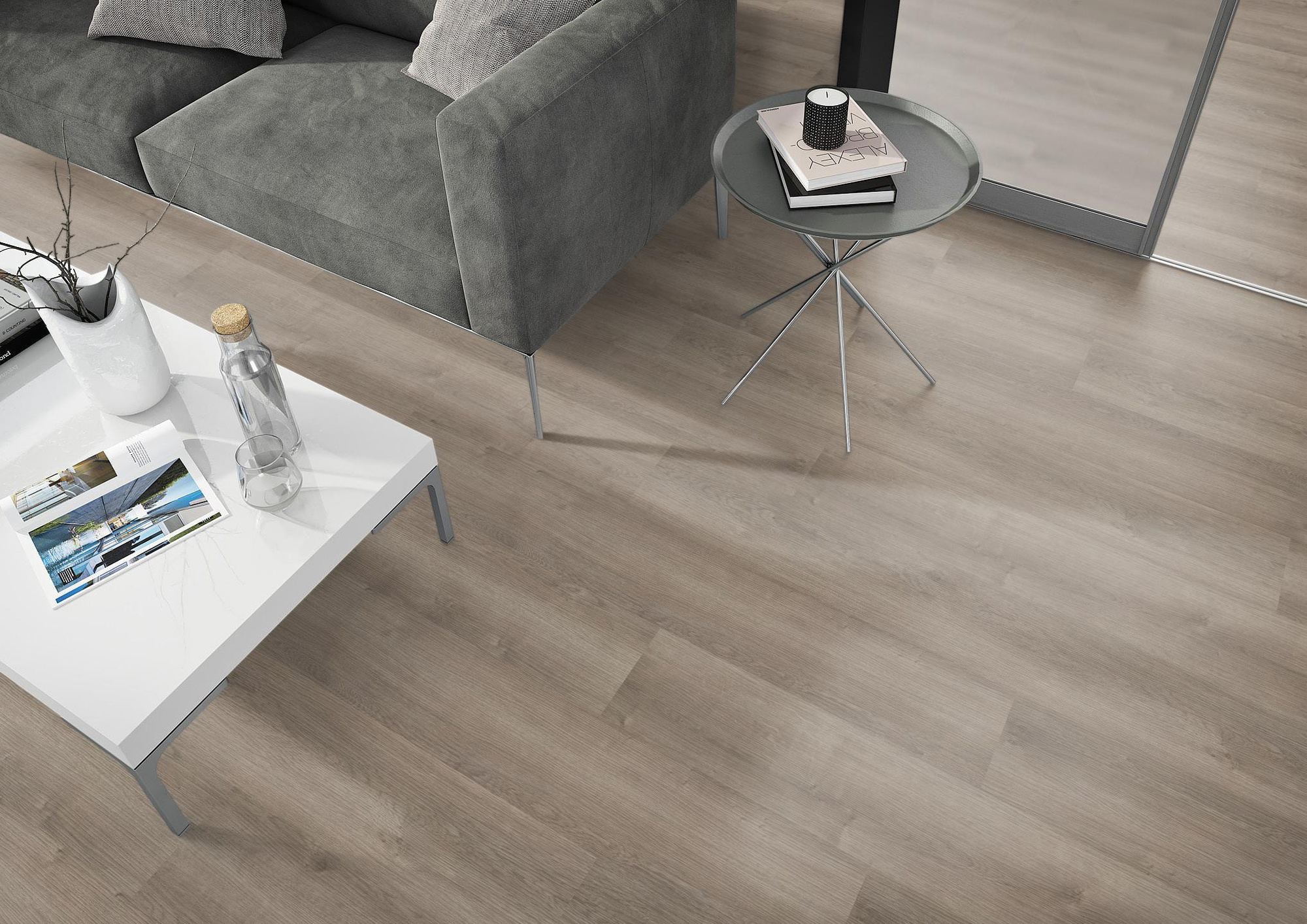 Milieubild Wohnzimmer - Sofa mit Beistelltisch und Glastür - nexflor Rigid Klick-Vinyl Apollo Click Collection Athens Oak Milieubild Wohnzimmer - Sofa mit Beistelltisch und Glastür - nexflor NXF-60030-001