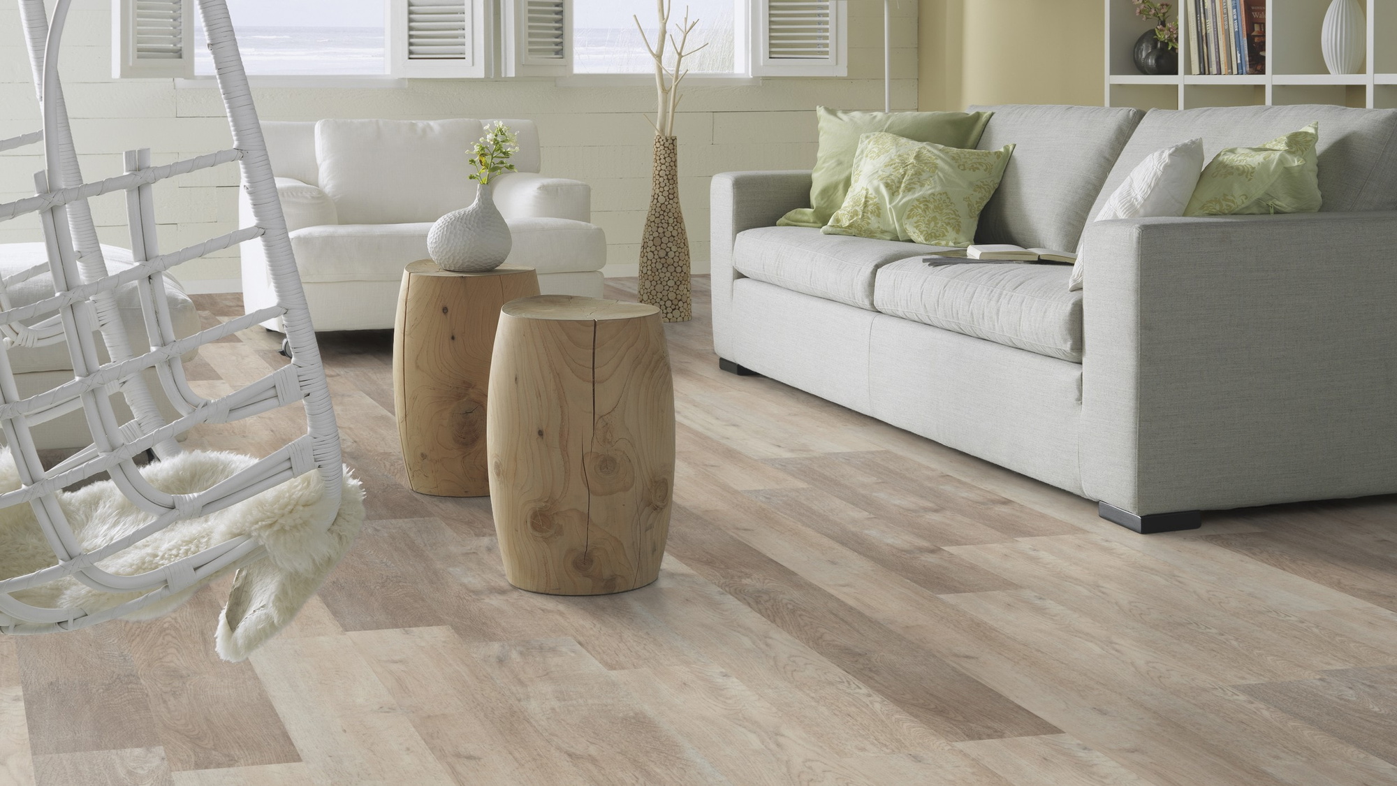 Milieubild Modernes, freundliches Wohnzimmer mit Sofa - Forbo Flooring Klebe-Vinyl Allura Dryback 0.55 Wood White Autumn Oak Milieubild Modernes, freundliches Wohnzimmer mit Sofa - Forbo Flooring 220169