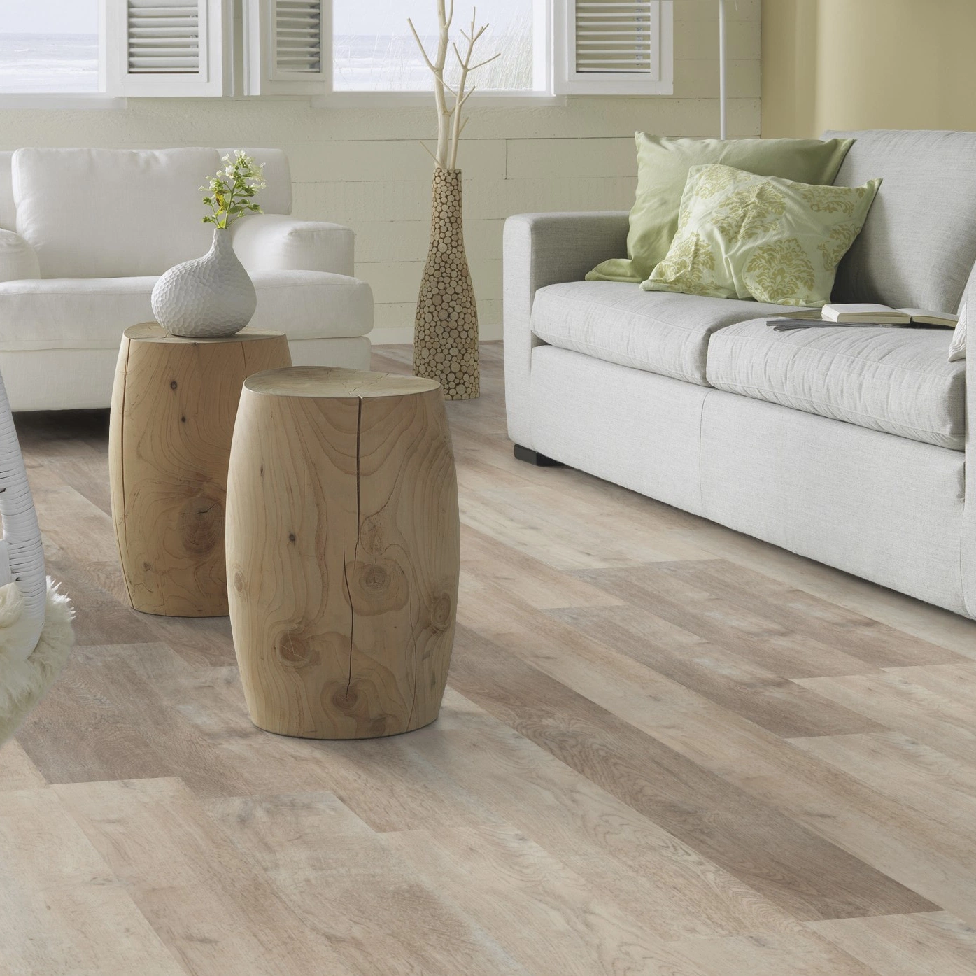Milieubild Modernes, freundliches Wohnzimmer mit Sofa - Forbo Flooring Klebe-Vinyl Allura Dryback 0.55 Wood White Autumn Oak Milieubild Modernes, freundliches Wohnzimmer mit Sofa - Forbo Flooring 220169