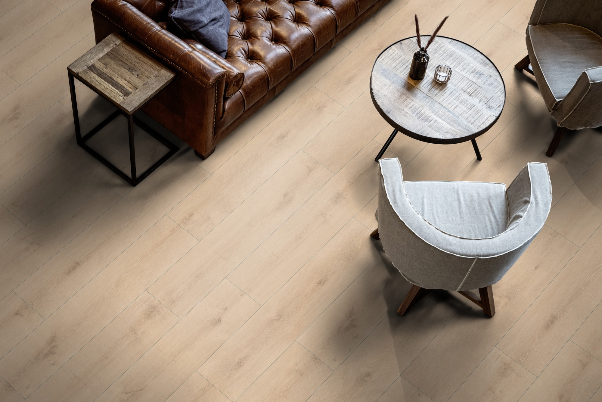 Milieubild Wohnzimmer mit Ledersofa - Blick von oben - ter Hürne Klebe-Designboden Avatara Pro Classic Edition Eiche Capella Milieubild Wohnzimmer mit Ledersofa - Blick von oben - ter Hürne 1101270110